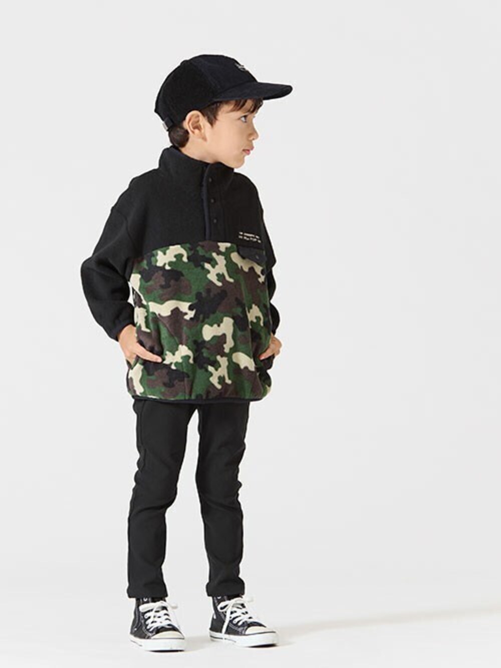 「カジュアル、ブラック、ワントーンコーデ、迷彩、キッズコーデ、男の子、BREEZE、秋冬コーデ、エフオーオンラインストア(F.O.Online Store)、F.O.Online Store」｜「BREEZEのワンポイントキャップ（キャップ、ブラック系）」を使った、F.O.OnlineStoreさん（キッズ・110cm）の秋コーディネートの1枚目の写真