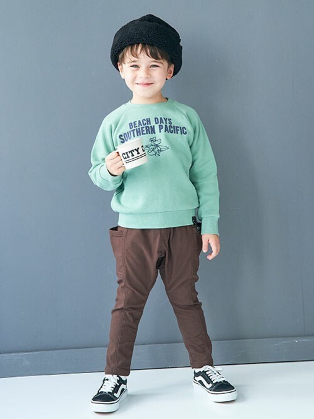 「カジュアル、トレーナー、ミントグリーン、ワッチキャップ、キッズコーデ、男の子、BREEZE、秋冬コーデ、エフオーオンラインストア(F.O.Online Store)、F.O.Online Store」｜「BREEZEのWEB限定 アメカジモチーフトレーナー_裏毛起毛（スウェット、グリーン系）」を使った、F.O.OnlineStoreさん（キッズ・110cm）の秋コーディネートの1枚目の写真