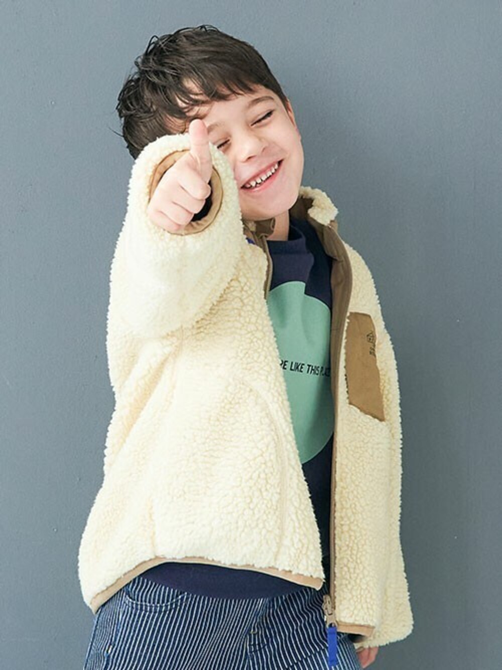 「アウター、カジュアル、リバーシブル、もこもこ、キッズコーデ、男の子、BREEZE、秋冬コーデ、エフオーオンラインストア(F.O.Online Store)、F.O.Online Store」｜「BREEZEのWEB限定 袖ロゴトレーナー_裏シャギー（スウェット、ブルー系）」を使った、F.O.OnlineStoreさん（キッズ・110cm）の冬コーディネートの1枚目の写真