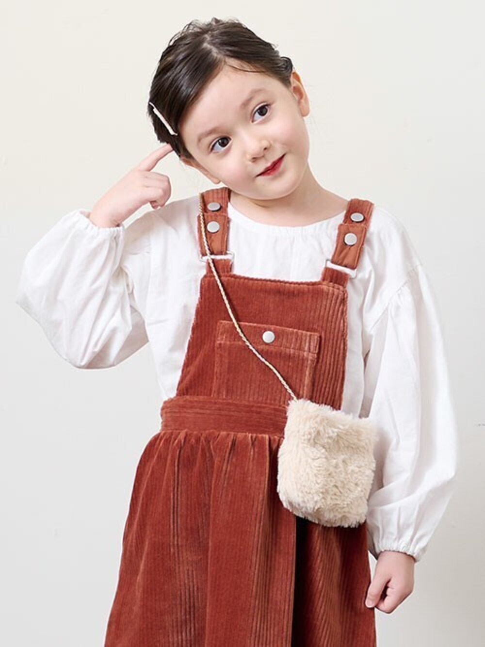 「カジュアル、ブラウン、ジャンパースカート、キッズコーデ、ポシェット、女の子、BREEZE、秋冬コーデ、エフオーオンラインストア(F.O.Online Store)、F.O.Online Store」｜「BREEZEのポシェット付ジャンパースカートset（ジャンパースカート、ブラウン系）」を使った、F.O.OnlineStoreさん（キッズ・110cm）の冬コーディネートの1枚目の写真