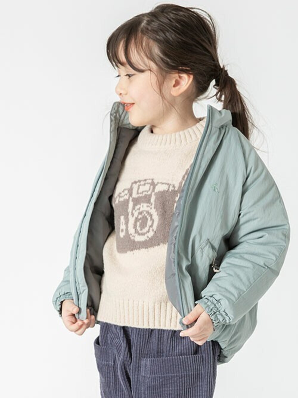 「ブルゾン、アウター、カジュアル、冬コーデ、ミントグリーン、キッズコーデ、女の子、BREEZE、エフオーオンラインストア(F.O.Online Store)、F.O.Online Store」｜「BREEZEのカメラモチーフニット（ニット/セーター、ホワイト系）」を使った、F.O.OnlineStoreさん（キッズ・110cm）の冬コーディネートの1枚目の写真