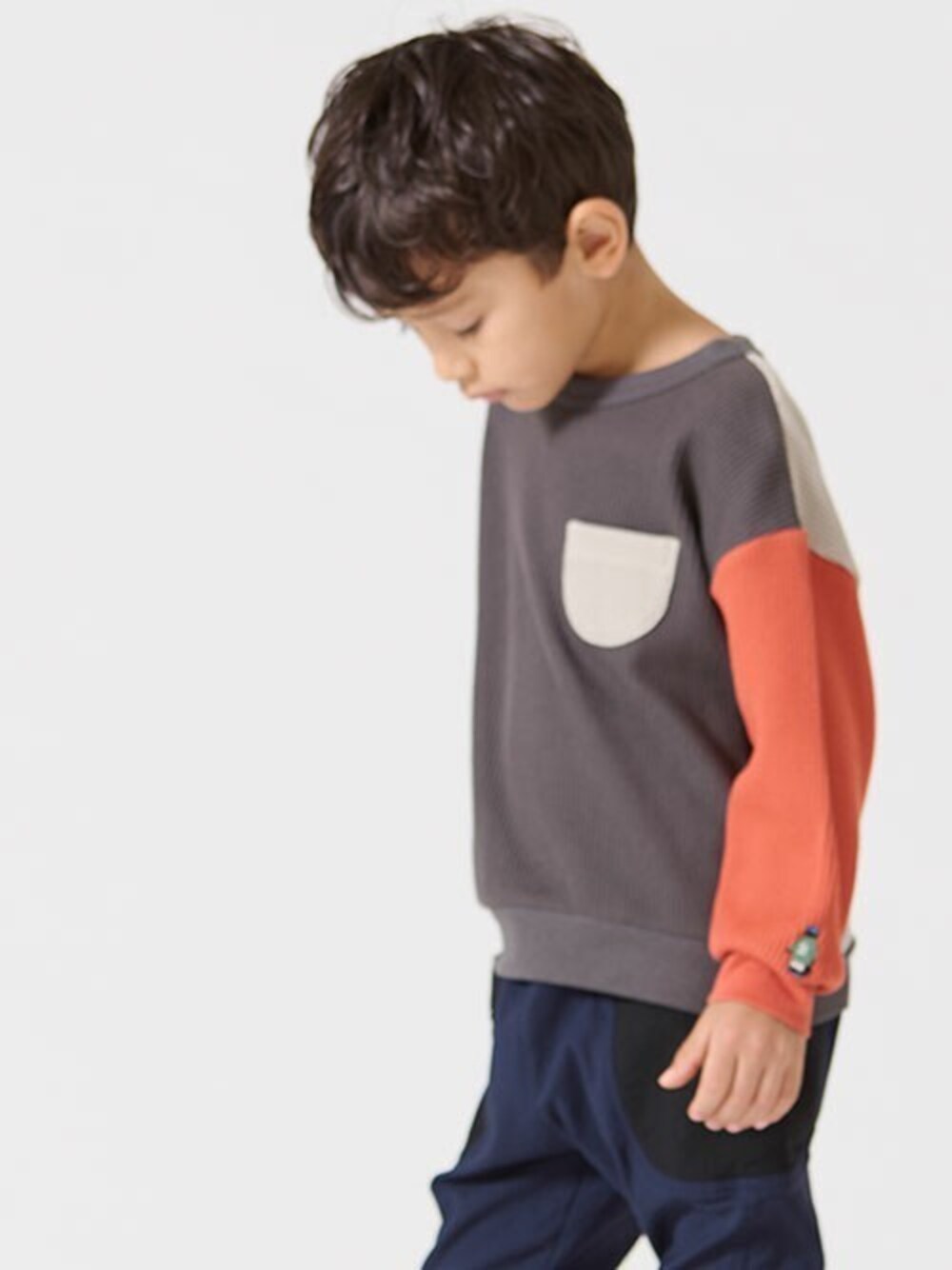 「カジュアル、トレーナー、キッズコーデ、男の子、エレガント、BREEZE、秋冬コーデ、キッズファッション、エフオーオンラインストア(F.O.Online Store)、F.O.Online Store」｜「BREEZEのクレイジーワッフルトレーナー（スウェット、グレー系）」を使った、F.O.OnlineStoreさん（キッズ・110cm）の冬コーディネートの1枚目の写真