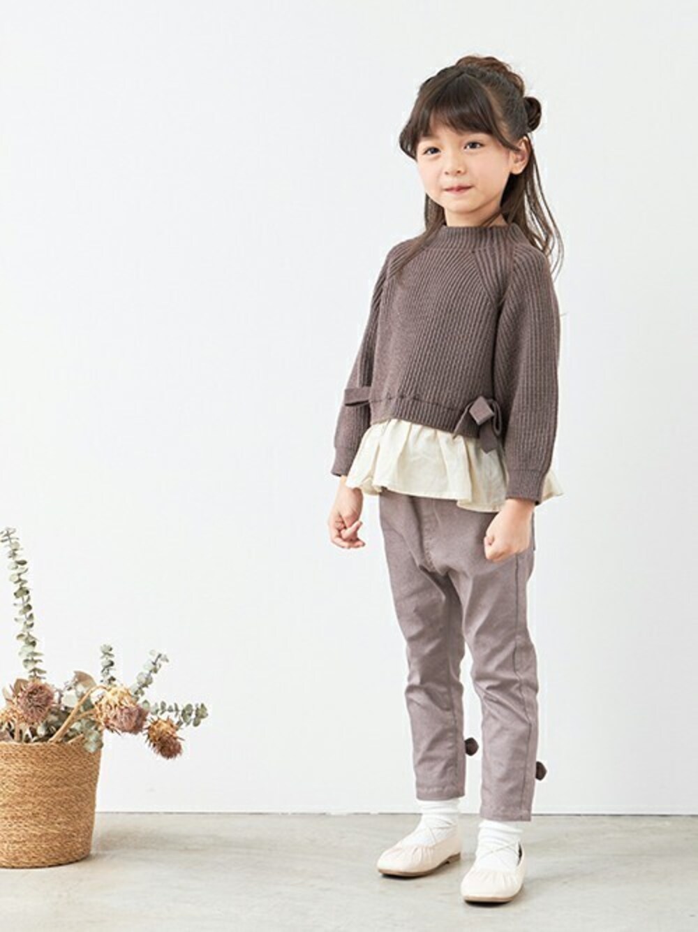 「ニット、冬コーデ、キッズコーデ、女の子、アプレレクール、秋冬コーデ、キッズファッション、エフオーオンラインストア(F.O.Online Store)、apres les cours、F.O.Online Store」｜「apres les coursのWEB限定 ハイネックドッキングニット（ニット/セーター、ブラウン系）」を使った、F.O.OnlineStoreさん（キッズ・110cm）の冬コーディネートの1枚目の写真