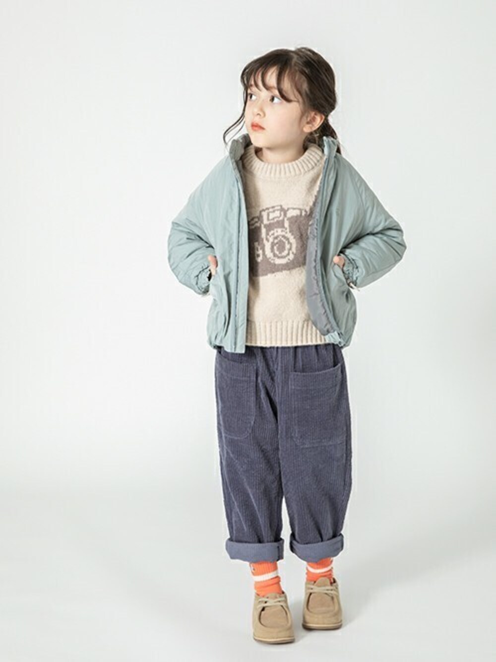 「コーデュロイ、カジュアル、冬コーデ、キッズコーデ、女の子、ゆるコーデ、BREEZE、くすみカラー、エフオーオンラインストア(F.O.Online Store)、F.O.Online Store」｜「BREEZEのカメラモチーフニット（ニット/セーター、ホワイト系）」を使った、F.O.OnlineStoreさん（キッズ・110cm）の冬コーディネートの1枚目の写真