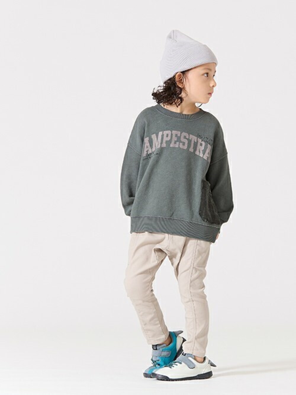 「カジュアル、ニット帽、トレーナー、キッズコーデ、男の子、BREEZE、秋冬コーデ、キッズファッション、エフオーオンラインストア(F.O.Online Store)、F.O.Online Store」｜「BREEZEの2WAYニットキャップ（ニットキャップ/ビーニー、グレー系）」を使った、F.O.OnlineStoreさん（キッズ・110cm）の冬コーディネートの1枚目の写真