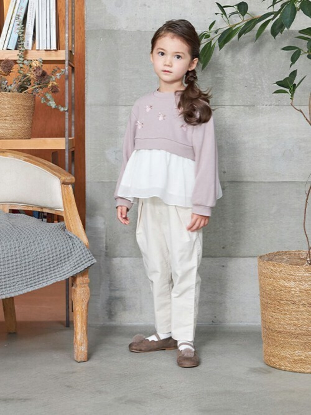 「冬コーデ、キッズコーデ、女の子、女の子コーデ、アプレレクール、秋冬コーデ、キッズファッション、エフオーオンラインストア(F.O.Online Store)、apres les cours、F.O.Online Store」｜「apres les coursのWEB限定 スイーツモチーフトレーナー（スウェット、ピンク系）」を使った、F.O.OnlineStoreさん（キッズ・110cm）の冬コーディネートの1枚目の写真