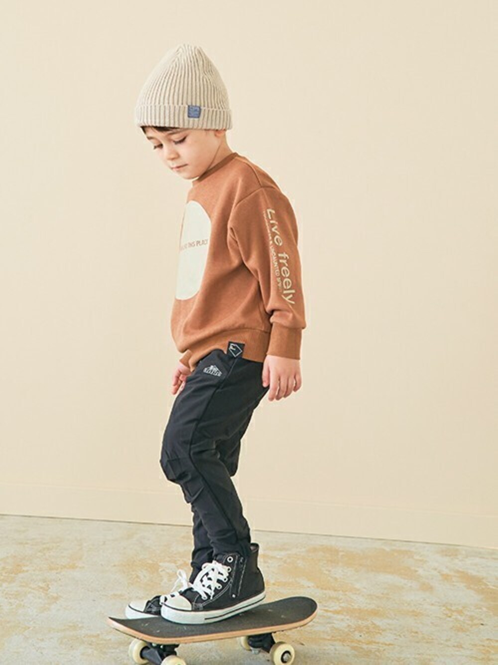 「カジュアル、ニット帽、冬コーデ、キッズコーデ、男の子、男の子コーデ、BREEZE、キッズファッション、エフオーオンラインストア(F.O.Online Store)、F.O.Online Store」｜「BREEZEのWEB限定 袖ロゴトレーナー_裏シャギー（スウェット、ブラウン系）」を使った、F.O.OnlineStoreさん（キッズ・110cm）の冬コーディネートの1枚目の写真