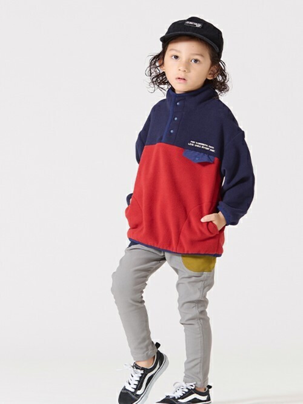 「カジュアル、冬コーデ、裏起毛、キッズコーデ、男の子、あったかコーデ、BREEZE、キッズファッション、エフオーオンラインストア(F.O.Online Store)、F.O.Online Store」｜「BREEZEのワンポイントキャップ（キャップ、ブラック系）」を使った、F.O.OnlineStoreさん（キッズ・110cm）の冬コーディネートの1枚目の写真
