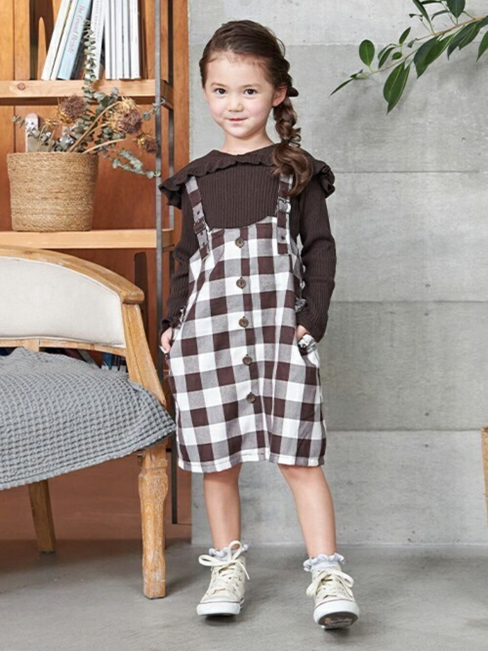 「ワンピース、冬コーデ、子供服、キッズコーデ、女の子、アプレレクール、キッズファッション、エフオーオンラインストア(F.O.Online Store)、apres les cours、F.O.Online Store」｜「apres les coursのWEB限定 カラバリ衿付きニット（ニット/セーター、ブラウン系）」を使った、F.O.OnlineStoreさん（キッズ・110cm）の冬コーディネートの1枚目の写真