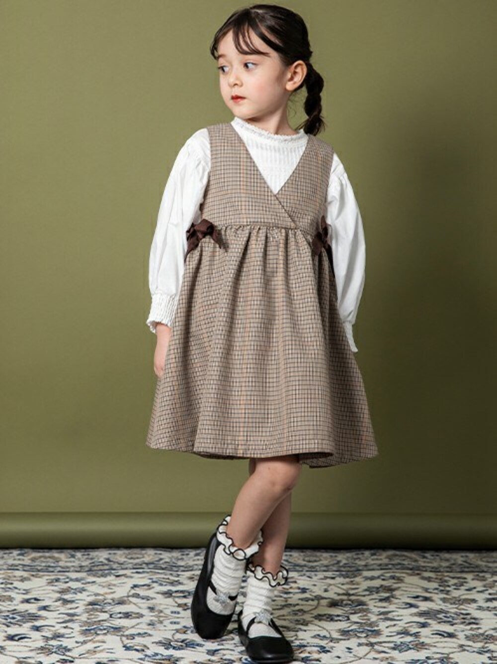 「ワンピース、フォーマル、キッズコーデ、女の子、BREEZE、キッズファッション、ブリーズ、エフオーオンラインストア(F.O.Online Store)、F.O.Online Store、フォーマル/セレモニー」｜「BREEZEのピンタックレースブラウス（シャツ/ブラウス、ホワイト系）」を使った、F.O.OnlineStoreさん（キッズ・110cm）の冬コーディネートの1枚目の写真