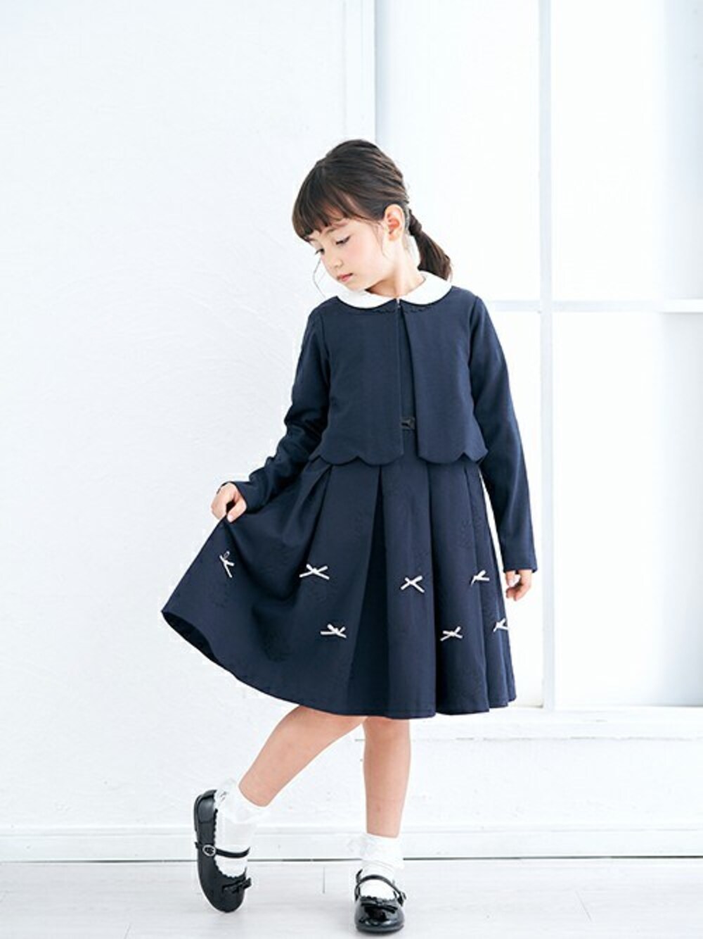 「フォーマル、子供服、キッズコーデ、入学式、卒園式、アプレレクール、キッズファッション、エフオーオンラインストア(F.O.Online Store)、apreslescours、F.O.Online Store」｜「apres les coursのフォーマルボレロ（カーディガン/ボレロ、ブルー系）」を使った、F.O.OnlineStoreさん（キッズ・110cm）の冬コーディネートの1枚目の写真