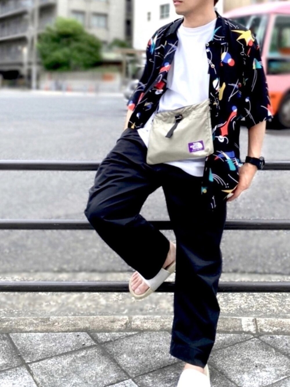 その他のシャツ/ブラウス、ホワイト系のTシャツ/カットソー、ベージュ系のショルダーバッグを着用したメンズの夏コーディネートの1枚目の写真