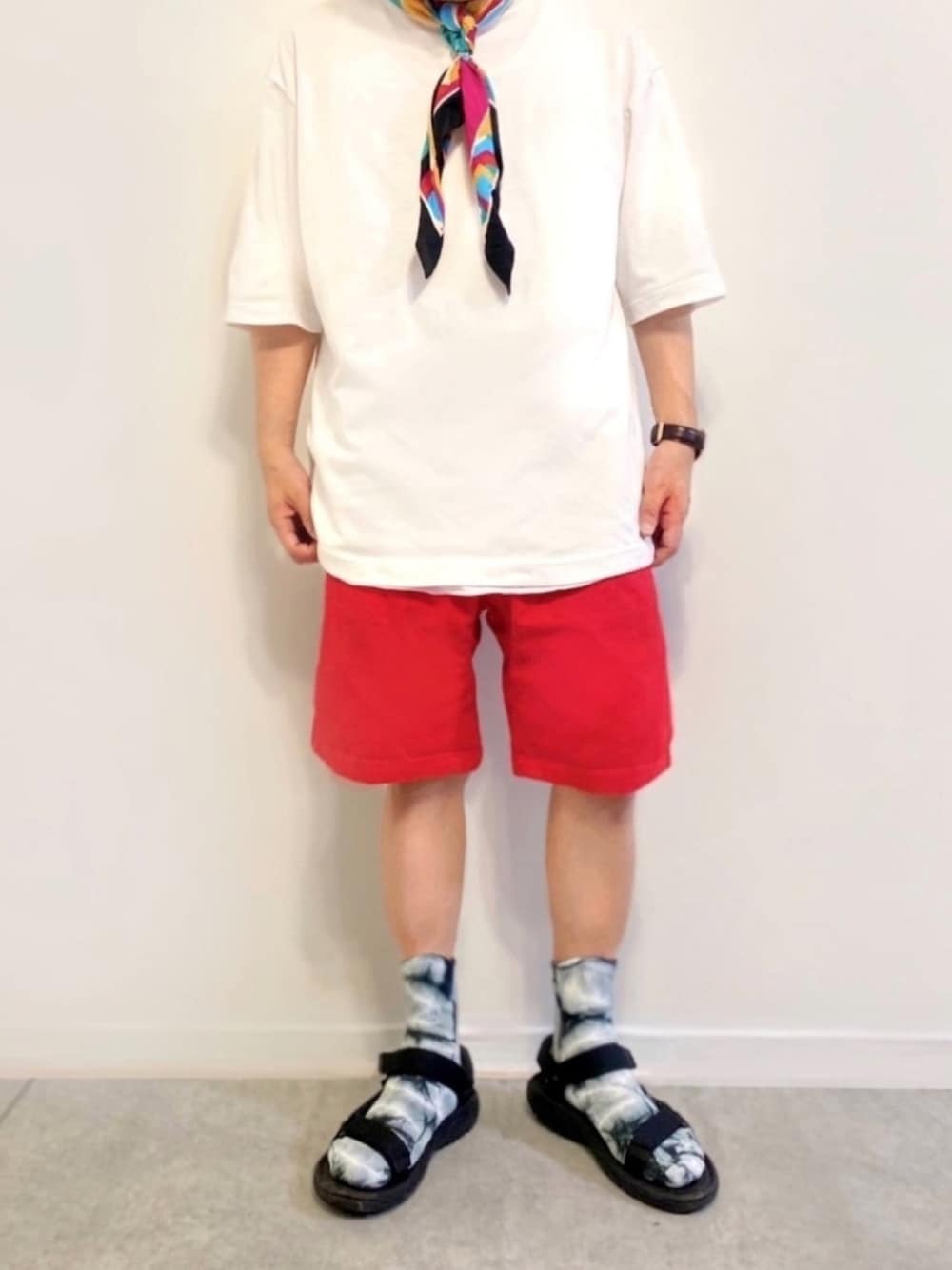 「スカーフ、スポーツサンダル、ユニクロ、休日スタイル、リラックススタイル、ストリート、ハーフパンツ、ショートパンツ、UNIQLO、タイダイ」｜「FREAK'S STOREのベーシックツイルショーツ（その他パンツ、レッド系）」を使った、Goohy (ぐーひー)さん（メンズ・170cm）の夏コーディネートの1枚目の写真
