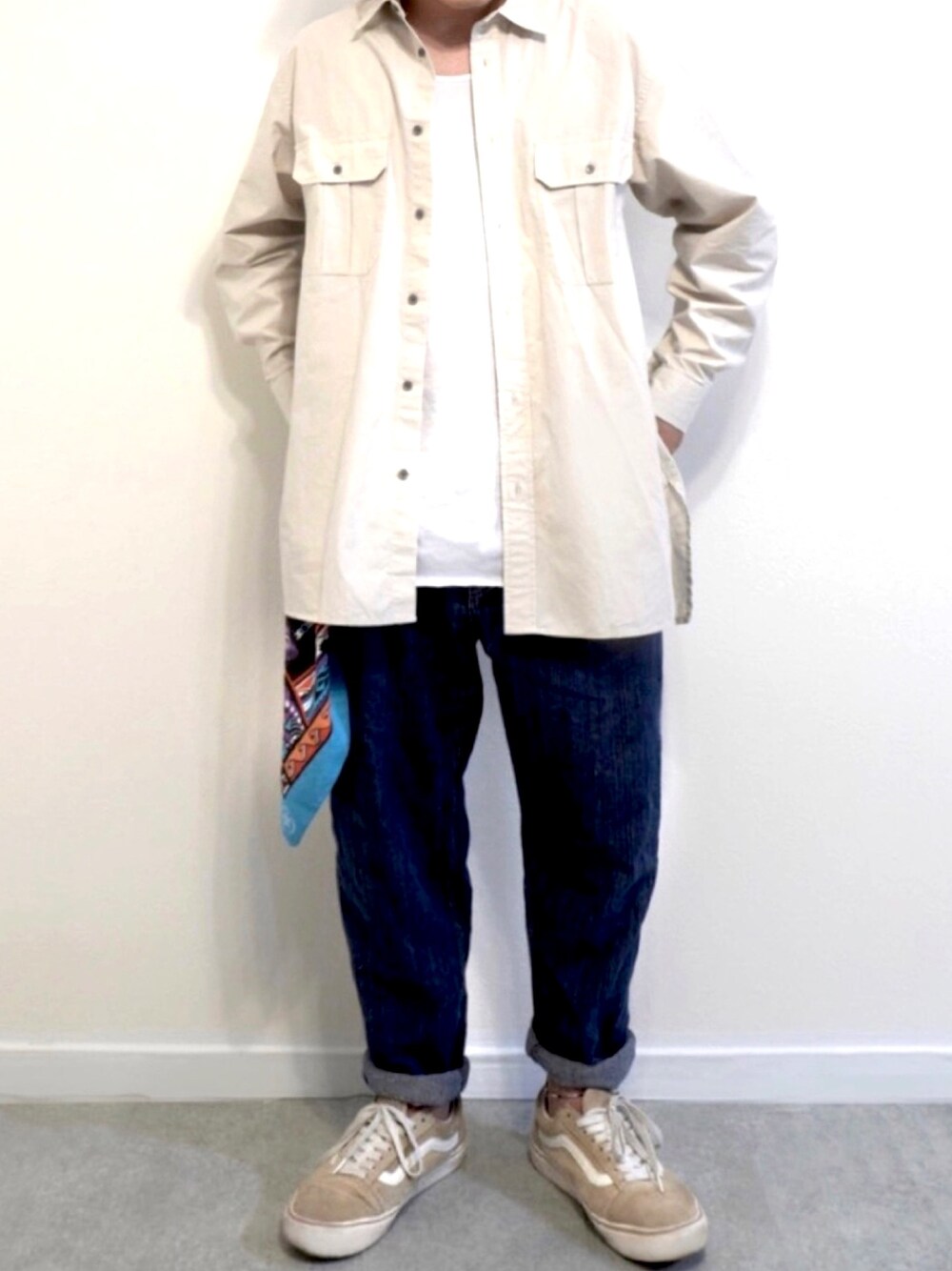 ホワイト系のタンクトップ、ベージュ系のシャツ/ブラウス、ブルー系のデニムパンツを着用したメンズの夏コーディネートの1枚目の写真