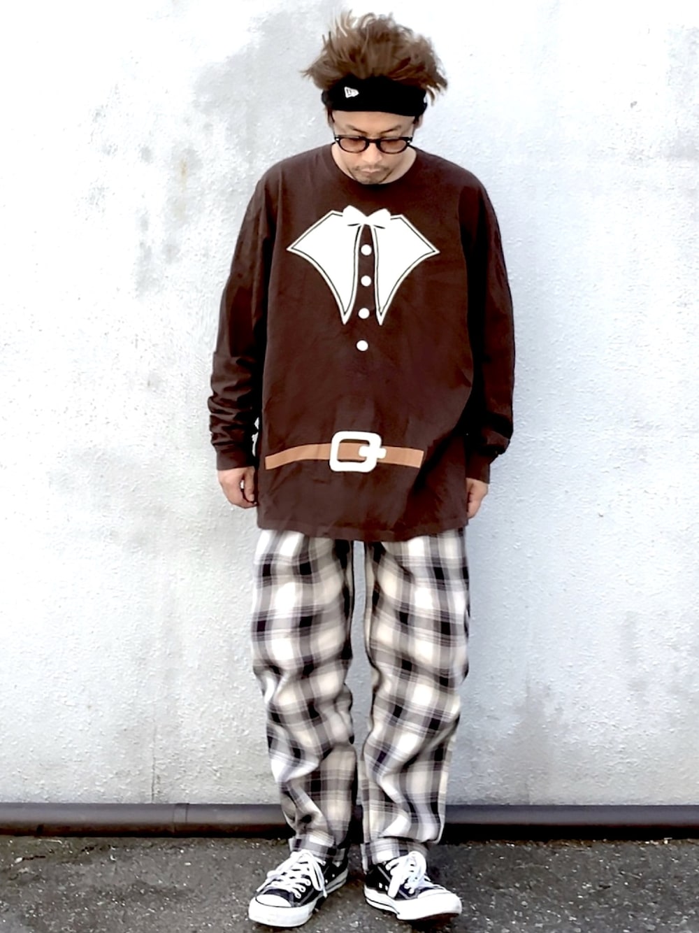 「ロンT、秋のカフェオレコーデ、メガネ男子、ヘアバンド、ストリートコーデ、秋服、スニーカーコーデ、ワントーンコーデ、いいね、save、フォローお願いします🤑」｜「GUのシェフパンツ(チェック3)+E（パンツ、その他）」を使った、Goohy (ぐーひー)さん（メンズ・170cm）の秋コーディネートの1枚目の写真
