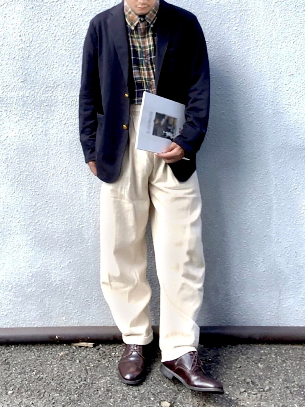 ブルー系のブルゾン、その他のシャツ/ブラウス、ホワイト系のその他パンツを着用したメンズの秋コーディネートの1枚目の写真