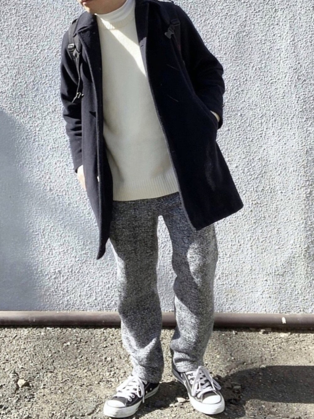 「白ニット、レイヤードスタイル、タートルネック、プチプラ、UNIQLO、ユニクロ、いいね、save、フォローお願いします🤑、シンプル、カジュアルコーデ、コンバース」｜「UNIQLOのコットンカシミヤクルーネックセーター（長袖）＋E（ニット/セーター、ホワイト系）」を使った、Goohy (ぐーひー)さん（メンズ・170cm）の冬コーディネートの1枚目の写真