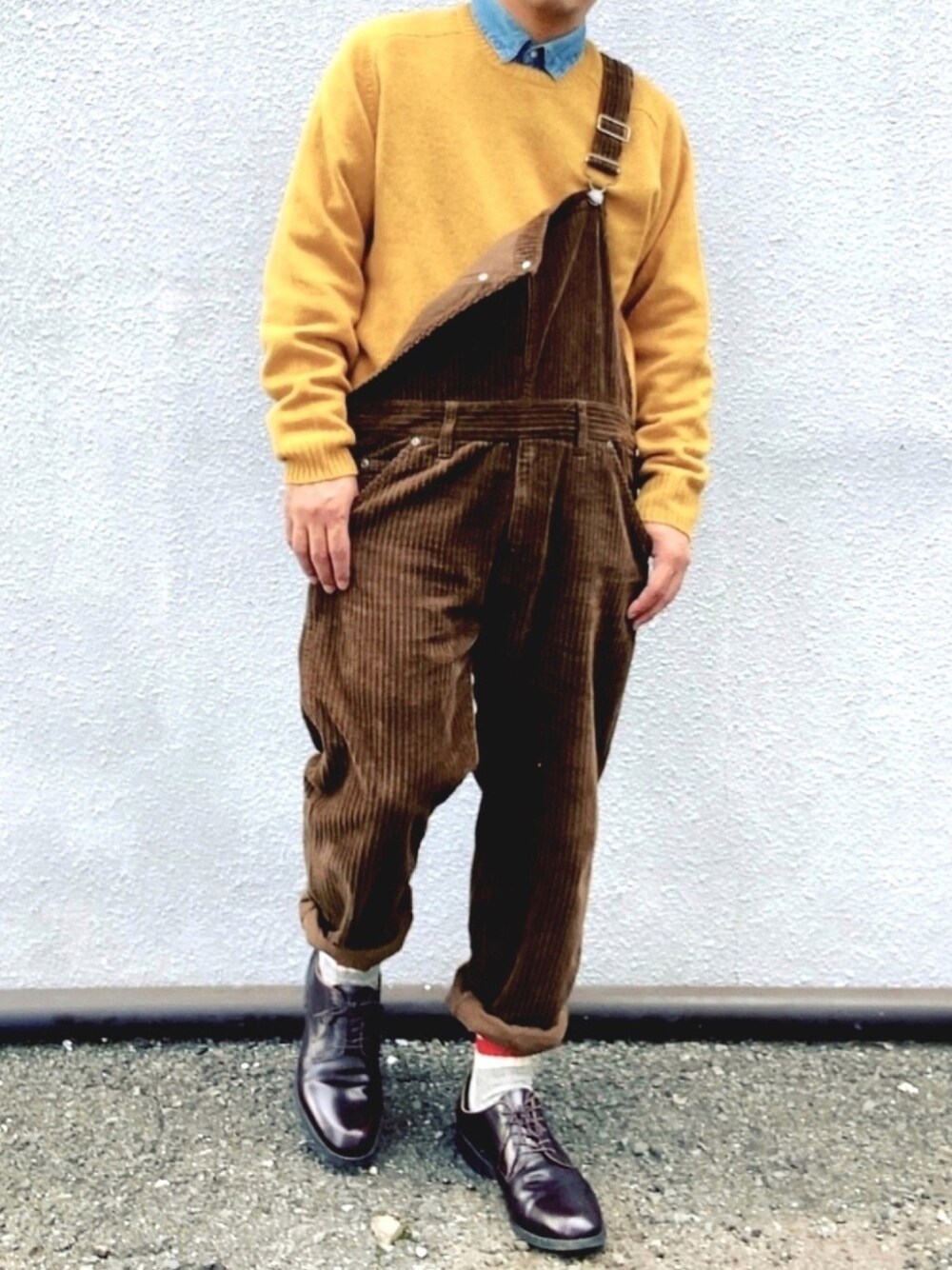 「年末WEAR感謝祭、ブラウンコーデ、休日スタイル、あったかコーデ、オーバーオール、オレンジ、UNIQLO、ユニクロ、コーデュロイ、マイベストコーデ2020」｜「UNIQLOのプレミアムラムクルーネックセーター（長袖）（ニット/セーター、ホワイト系）」を使った、Goohy (ぐーひー)さん（メンズ・170cm）の冬コーディネートの1枚目の写真