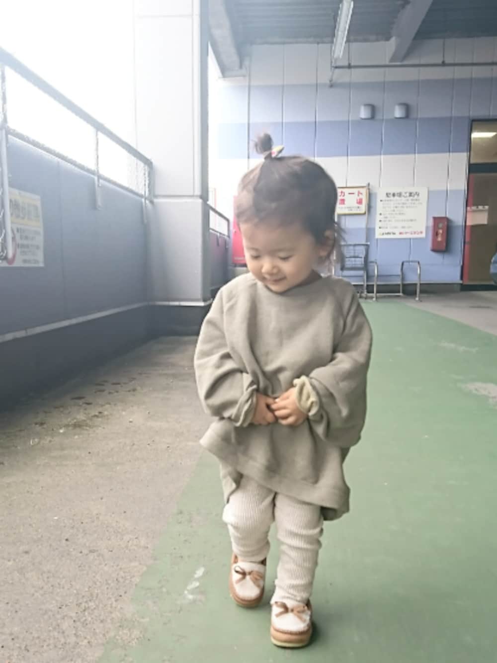 「カーキ、くすみカラー、韓国子供服、オーバーサイズ、ビックシルエット、リブレギンス、アキコーデ」｜「韓国子供服のアイテム（レギンス/スパッツ、ブラウン系）」を使った、-eeeちゃん-さん（キッズ・80cm）の秋コーディネートの1枚目の写真