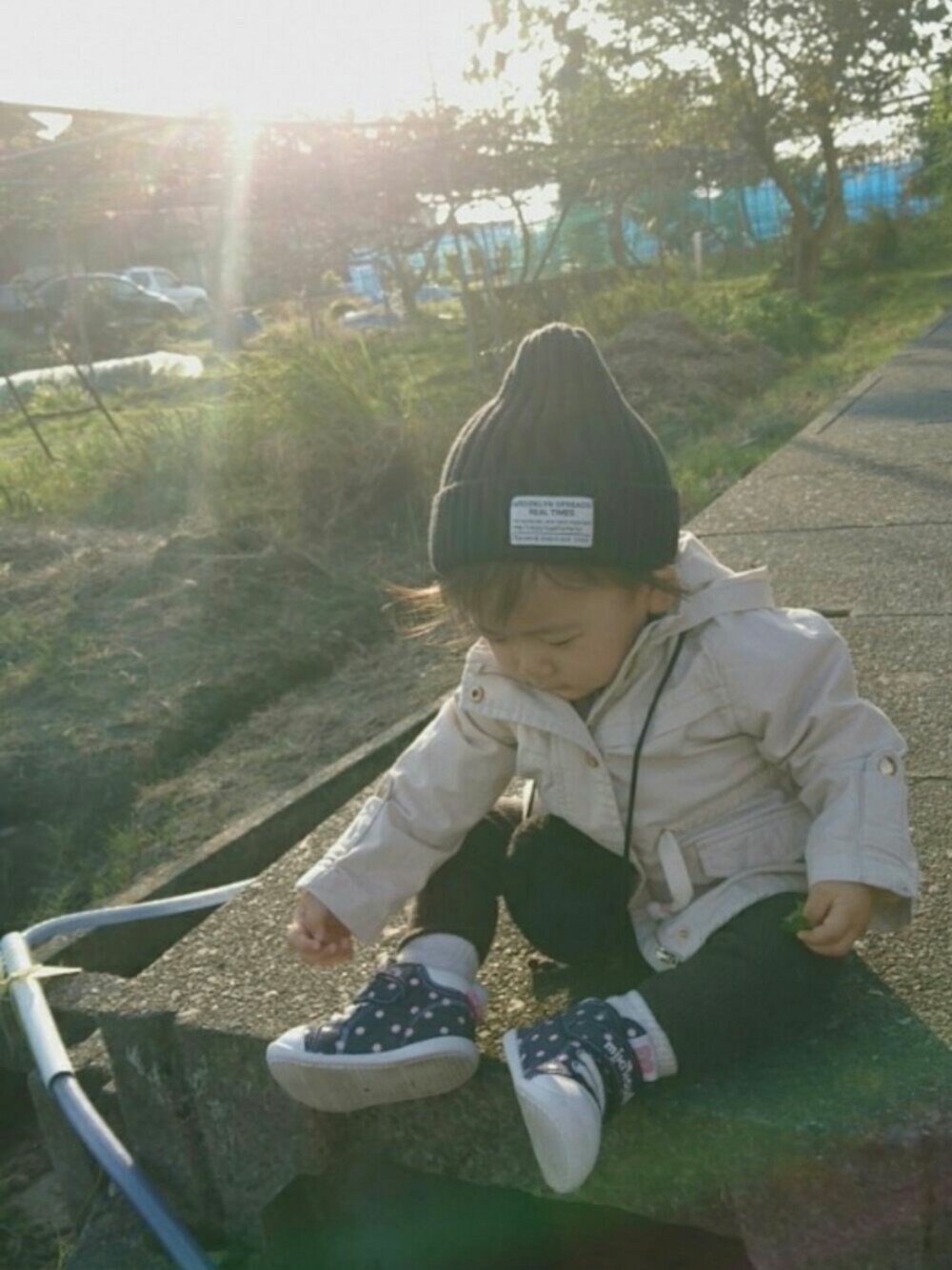 「ニット帽、マウンテンパーカー、ZARA KIDS、ベージュ、アキコーデ、女の子、一歳、1歳」｜「ZARAのアイテム（マウンテンパーカー、ベージュ系）」を使った、-eeeちゃん-さん（キッズ・80cm）の秋コーディネートの1枚目の写真