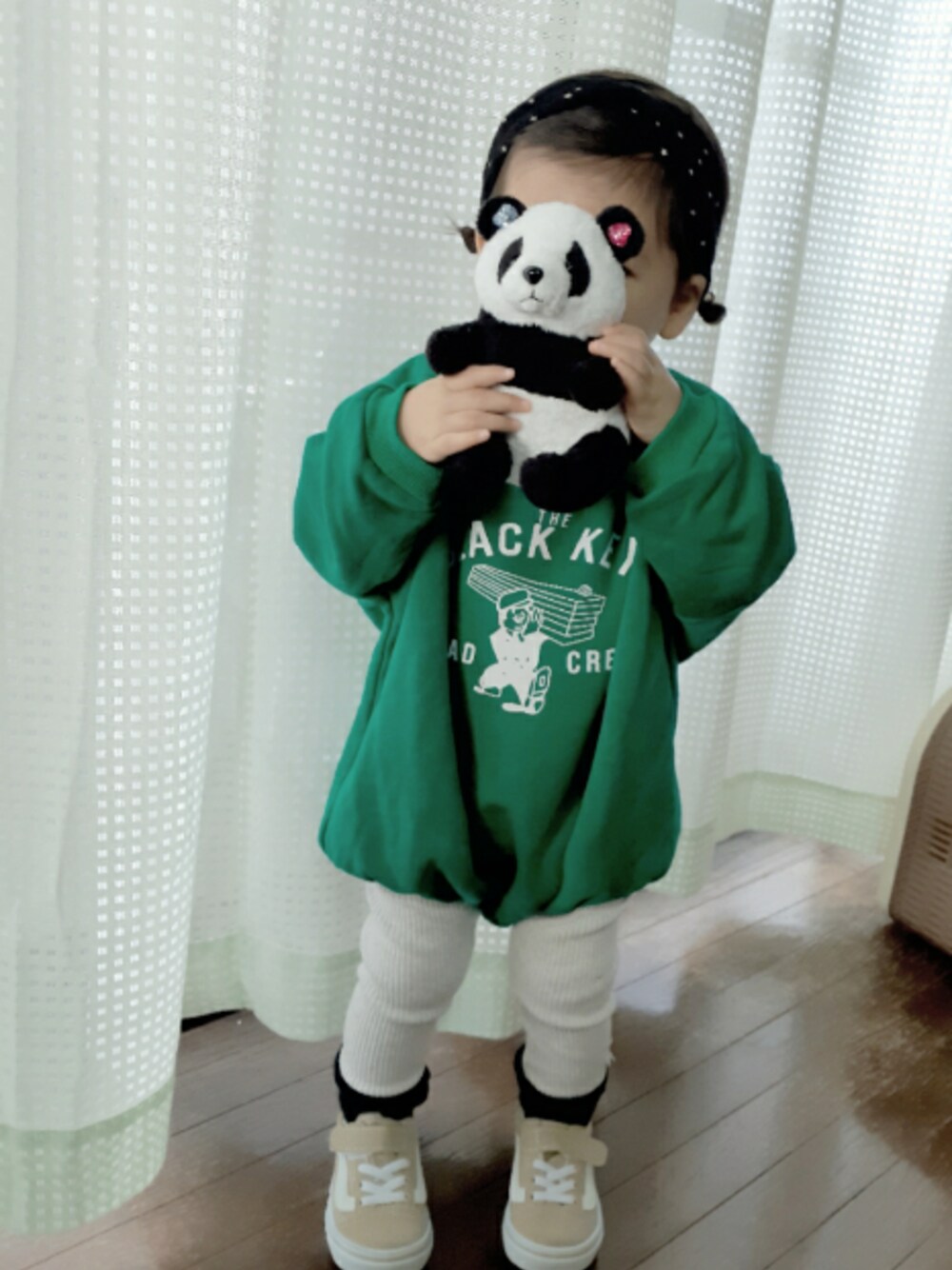 「グリーン、韓国子供服、春コーデ、ヘアバンド、1歳、おんなのこ、ビッグシルエット、おしゃれさんと繋がりたい、オールインワン、ロンパース」｜「韓国子供服のアイテム（オールインワン・サロペット、グリーン系）」を使った、-eeeちゃん-さん（キッズ・80cm）の冬コーディネートの1枚目の写真