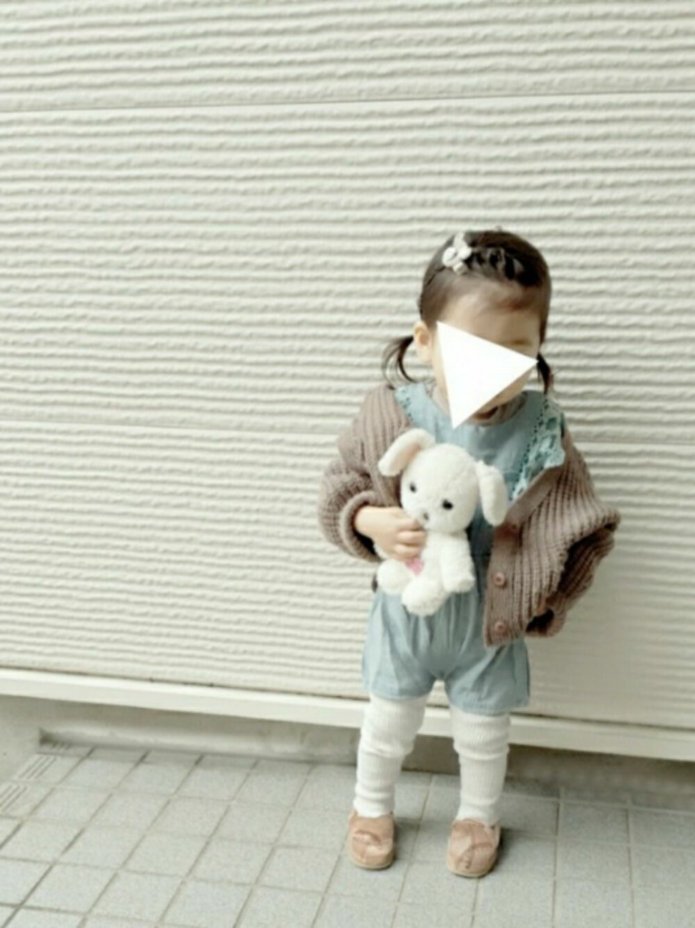 「おんなのこ、韓国子供服、ミントグリーン、グリーン、くすみカラー、ブラウン、ホワイト、2歳、春コーデ、オールインワン」｜「no brandのアイテム（モカシン/デッキシューズ、ベージュ系）」を使った、-eeeちゃん-さん（キッズ・80cm）の冬コーディネートの1枚目の写真