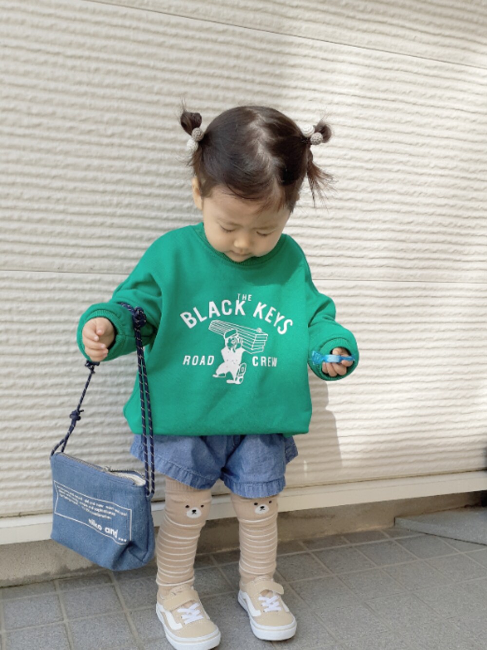 「公園、春コーデ、2歳、おんなのこ、韓国子供服、グリーン、デニム、ニコアンド、キュロット、VANS」｜「Birthdayのアイテム（レッグウォーマー、ベージュ系）」を使った、-eeeちゃん-さん（キッズ・80cm）の春コーディネートの1枚目の写真