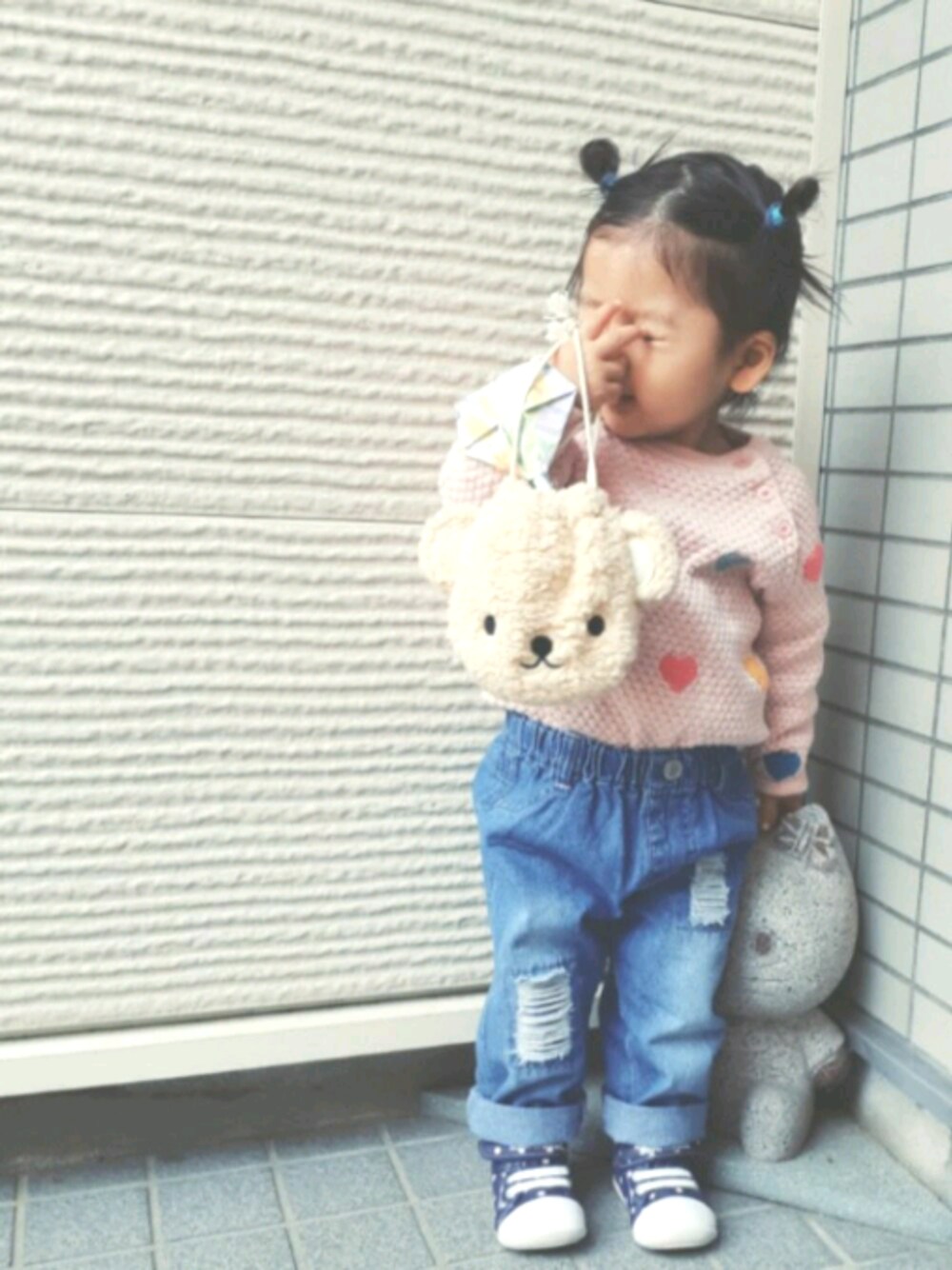 「休日スタイル、春コーデ、リブパンツ、デニムパンツ、おんなのこ、ピンク、カジュアル、1歳、おだんごヘアー、タックイン」｜「MIKI HOUSEのアイテム（スニーカー、ブルー系）」を使った、-eeeちゃん-さん（キッズ・80cm）の冬コーディネートの1枚目の写真