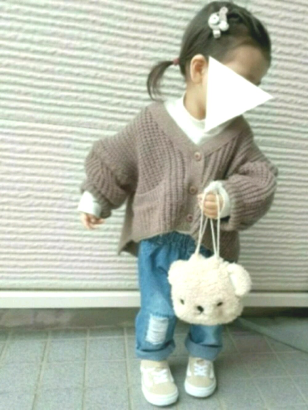 「キッズファッション、春コーデ、おんなのこ、1歳、韓国子供服、デニム、カーディガン、ビッグシルエット、くまさん、タックイン」｜「monmimiのアイテム（カーディガン/ボレロ、ブラウン系）」を使った、-eeeちゃん-さん（キッズ・80cm）の冬コーディネートの1枚目の写真