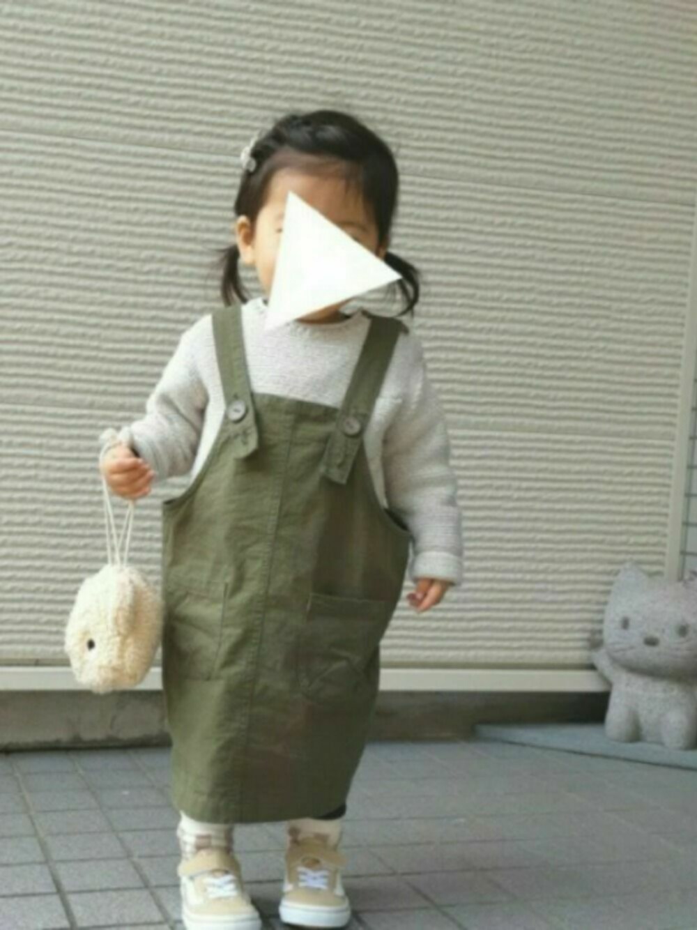 「ジャンパースカート、オーバーサイズ、プチプラ、サロペット、グリーン、2歳、おんなのこ、VANS、韓国子供服、古着MIX」｜「ZARAのアイテム（ニット/セーター、ベージュ系）」を使った、-eeeちゃん-さん（キッズ・80cm）の冬コーディネートの1枚目の写真