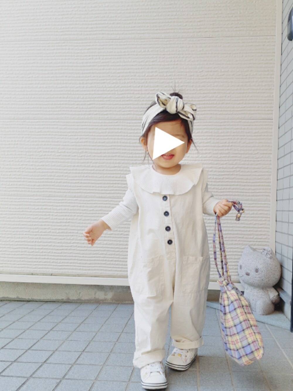 「ホワイト、2歳、オールインワン、ワントーンコーデ、韓国子供服、サロペット、プチプラ、チェック、巾着バッグ、ヘアバンド」｜「LOWRYS FARMのアルファベットキンチャク　805163（ポーチ、イエロー系）」を使った、-eeeちゃん-さん（キッズ・80cm）の春コーディネートの1枚目の写真