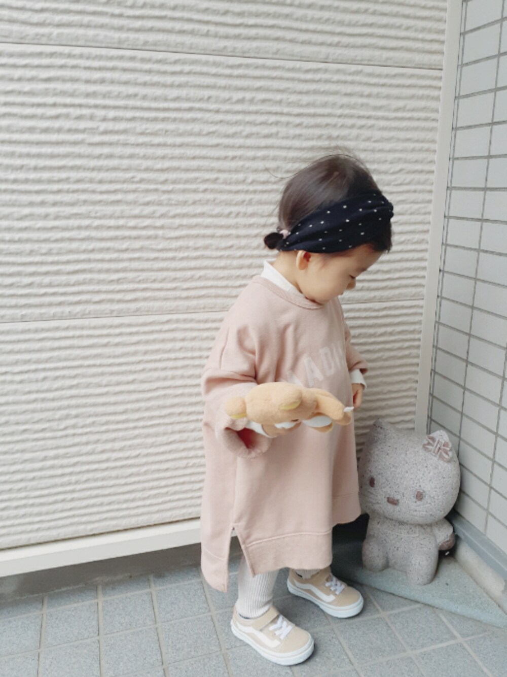 「ヘアバンド、おしゃれさんと繋がりたい、韓国子供服、1歳、おんなのこ、くすみピンク、カジュアル、オーバーサイズ、ビッグシルエット」｜「西松屋のアイテム（トップス、ホワイト系）」を使った、-eeeちゃん-さん（キッズ・80cm）の冬コーディネートの1枚目の写真