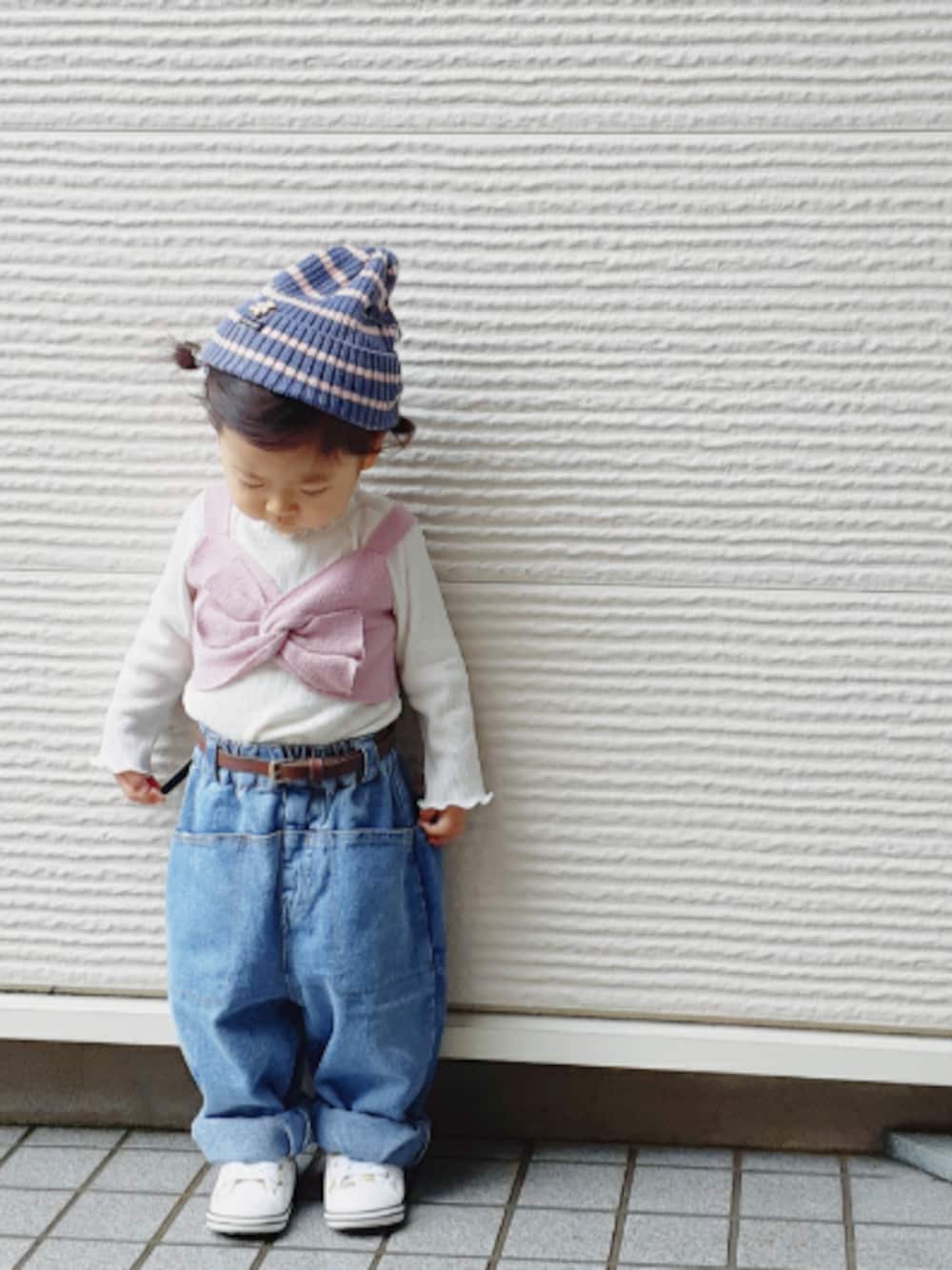 「おうちファッション、ワイドパンツ、カジュアル、デニムパンツ、韓国子供服、ニット帽、2歳、ビスチェ、ビスチェ×デニム」｜「CONVERSEのアイテム（スニーカー、ホワイト系）」を使った、-eeeちゃん-さん（キッズ・80cm）の春コーディネートの1枚目の写真