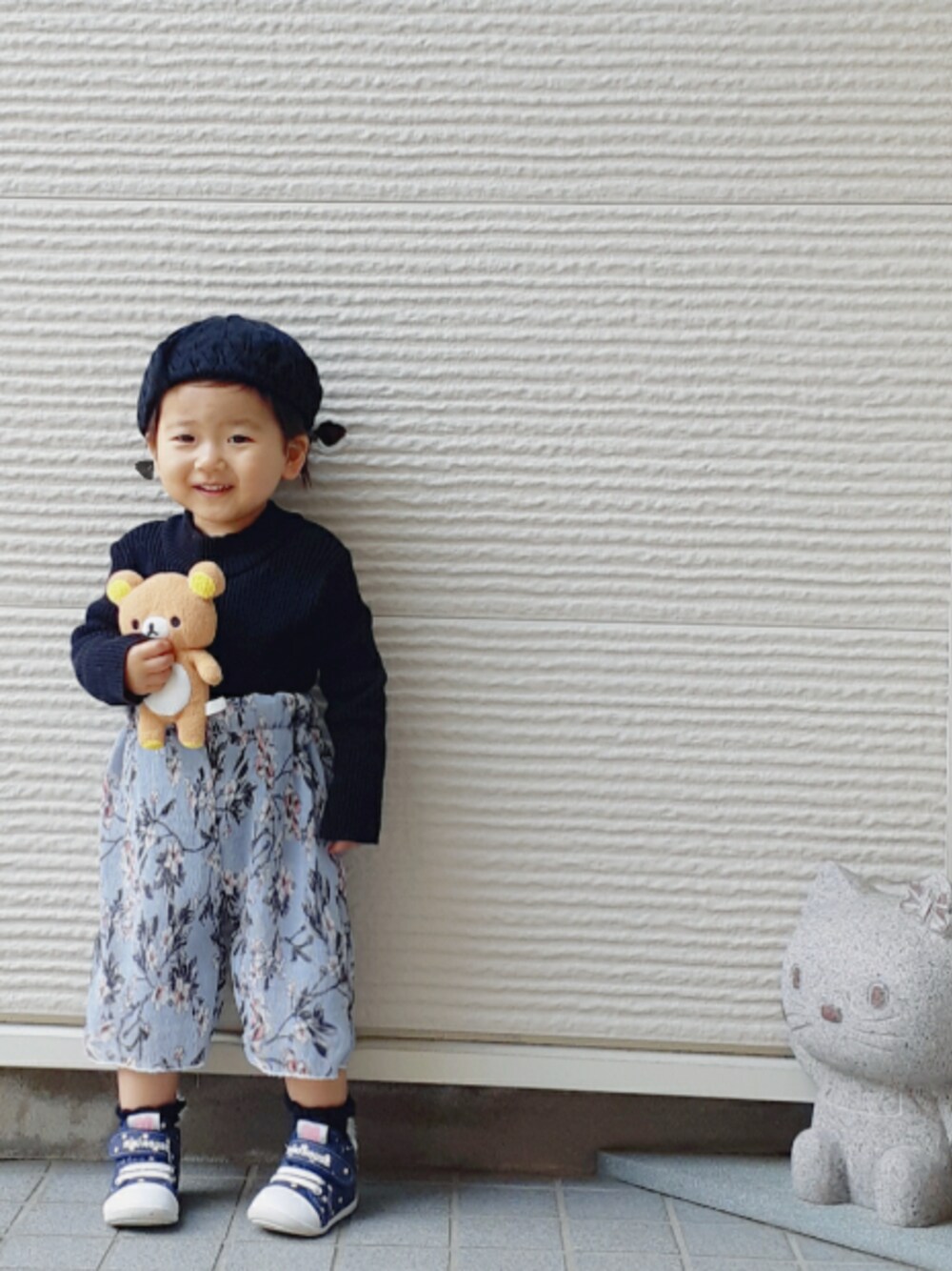 「春コーデ、ベレー帽、花柄パンツ、韓国子供服、2歳、くすみブルー、おうち時間、おうちファッション」｜「西松屋のアイテム（トップス、ブラック系）」を使った、-eeeちゃん-さん（キッズ・80cm）の春コーディネートの1枚目の写真
