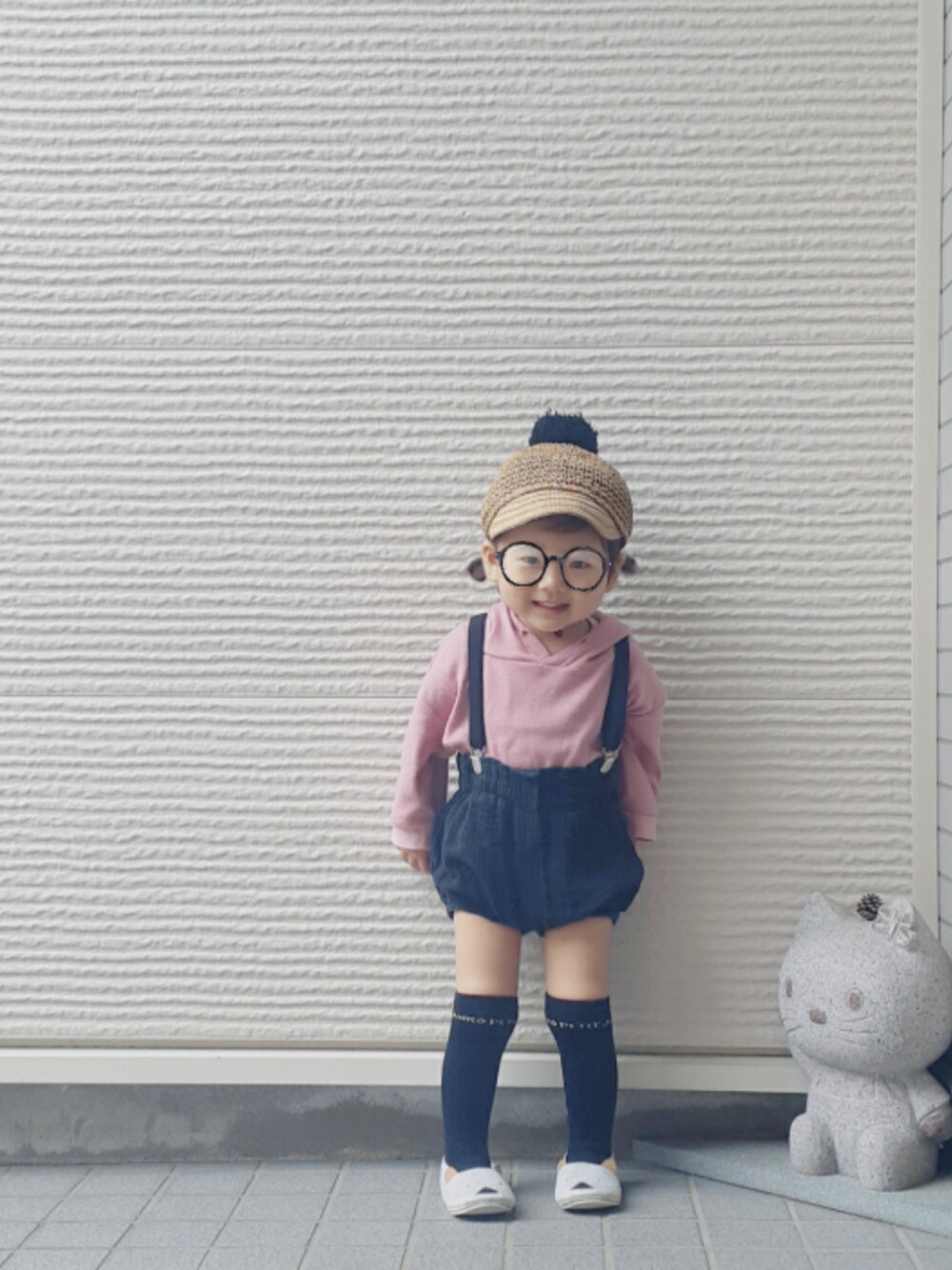 「2歳、サスペンダー、かぼちゃパンツ、ブルマ、ハイウエスト、ピンク、ピンク×ブラック、ハイソックス、ニーハイソックス」｜「no brandのアイテム（その他パンツ、ブラック系）」を使った、-eeeちゃん-さん（キッズ・80cm）の春コーディネートの1枚目の写真