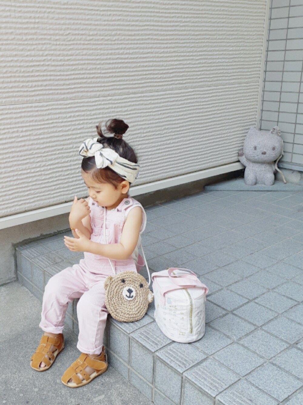 「ヘアバンド、オーバーオール、ピンク、夏コーデ、レースタンク、おだんこヘアー、2歳、カジュアル、公園スタイル」｜「GAPのアイテム（サロペット/オーバーオール、ピンク系）」を使った、-eeeちゃん-さん（キッズ・80cm）の夏コーディネートの1枚目の写真