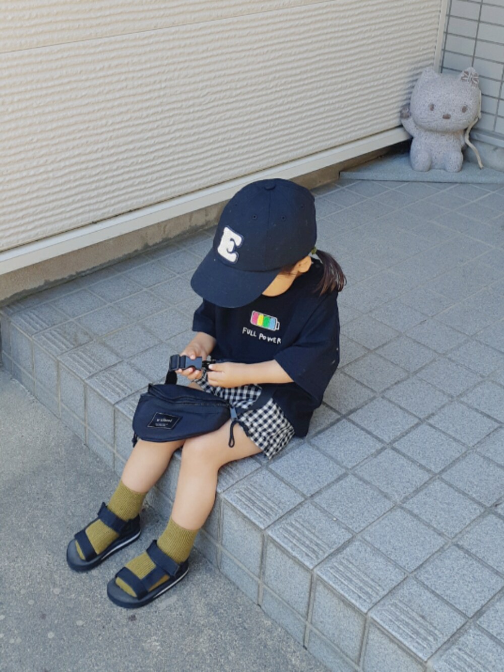 「プチプラ、夏コーデ、2歳、カジュアル、Tシャツ、ギンガムチェック、ショートパンツ、スポーツサンダル、キャップ女子、夏だ！Tシャツ着よう！」｜「no brandのアイテム（Tシャツ/カットソー、ブラック系）」を使った、-eeeちゃん-さん（キッズ・80cm）の夏コーディネートの1枚目の写真