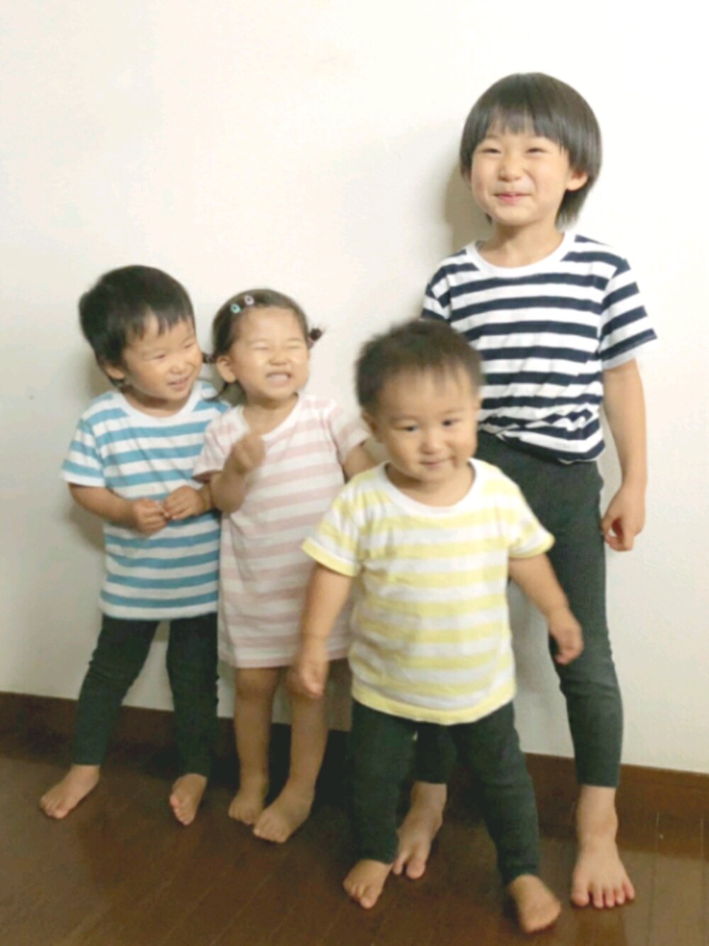 「シンプル、ボーダーワンピース、ボーダーTシャツ、おうち時間、2歳、リンクコーデ、おそろいコーデ、いとこ、無印良品」｜「韓国子供服のアイテム（レギンス/スパッツ、ホワイト系）」を使った、-eeeちゃん-さん（キッズ・80cm）の夏コーディネートの1枚目の写真