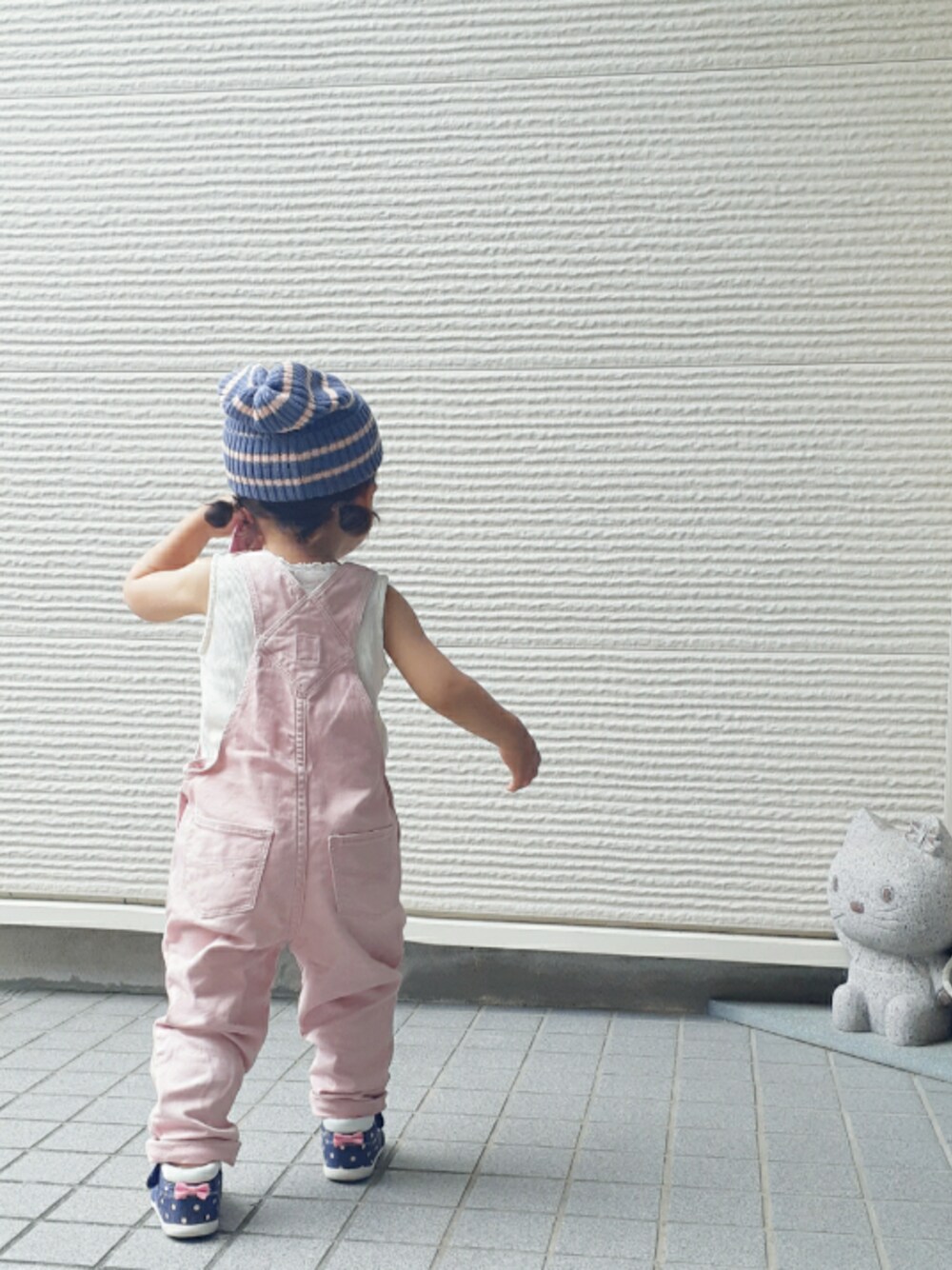 「オーバーオール、ピンク、春ニット帽、カジュアル、2歳、タンクトップ、GAPbaby」｜「Denimeのアイテム（ニットキャップ/ビーニー、ブルー系）」を使った、-eeeちゃん-さん（キッズ・80cm）の夏コーディネートの1枚目の写真