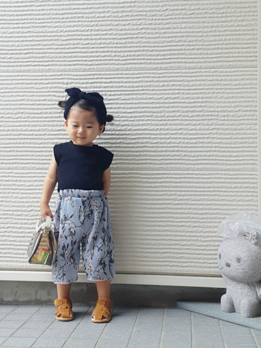 「ママのお下がり、古着MIX、韓国子供服、ヘアバンド×おだんご、夏コーデ、サンダル、2歳、2歳4ヶ月、花柄パンツ」｜「BEAMSのアイテム（ヘアバンド、ブラック系）」を使った、-eeeちゃん-さん（キッズ・80cm）の夏コーディネートの1枚目の写真