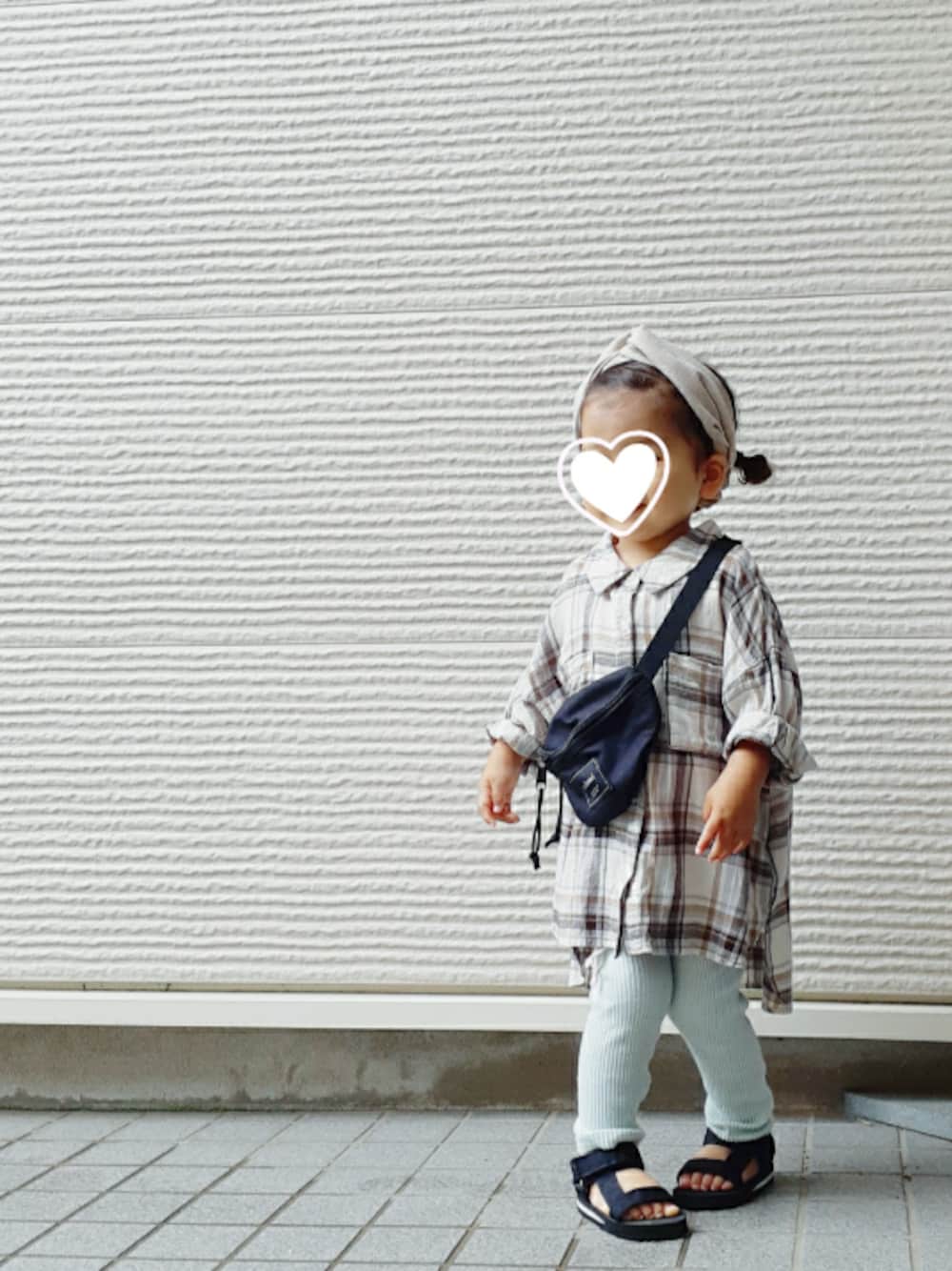 「ドヤ顔、シャツ好き集まれ、チェックシャツ、韓国子供服、ウエストポーチ、ヘアバンド、カジュアルコーデ、ゆるコーデ、2歳、2歳4ヶ月」｜「GLOBAL WORKの【キッズ】リネンCPOシャツ7分袖/870778（シャツ/ブラウス、ベージュ系）」を使った、-eeeちゃん-さん（キッズ・80cm）の夏コーディネートの1枚目の写真