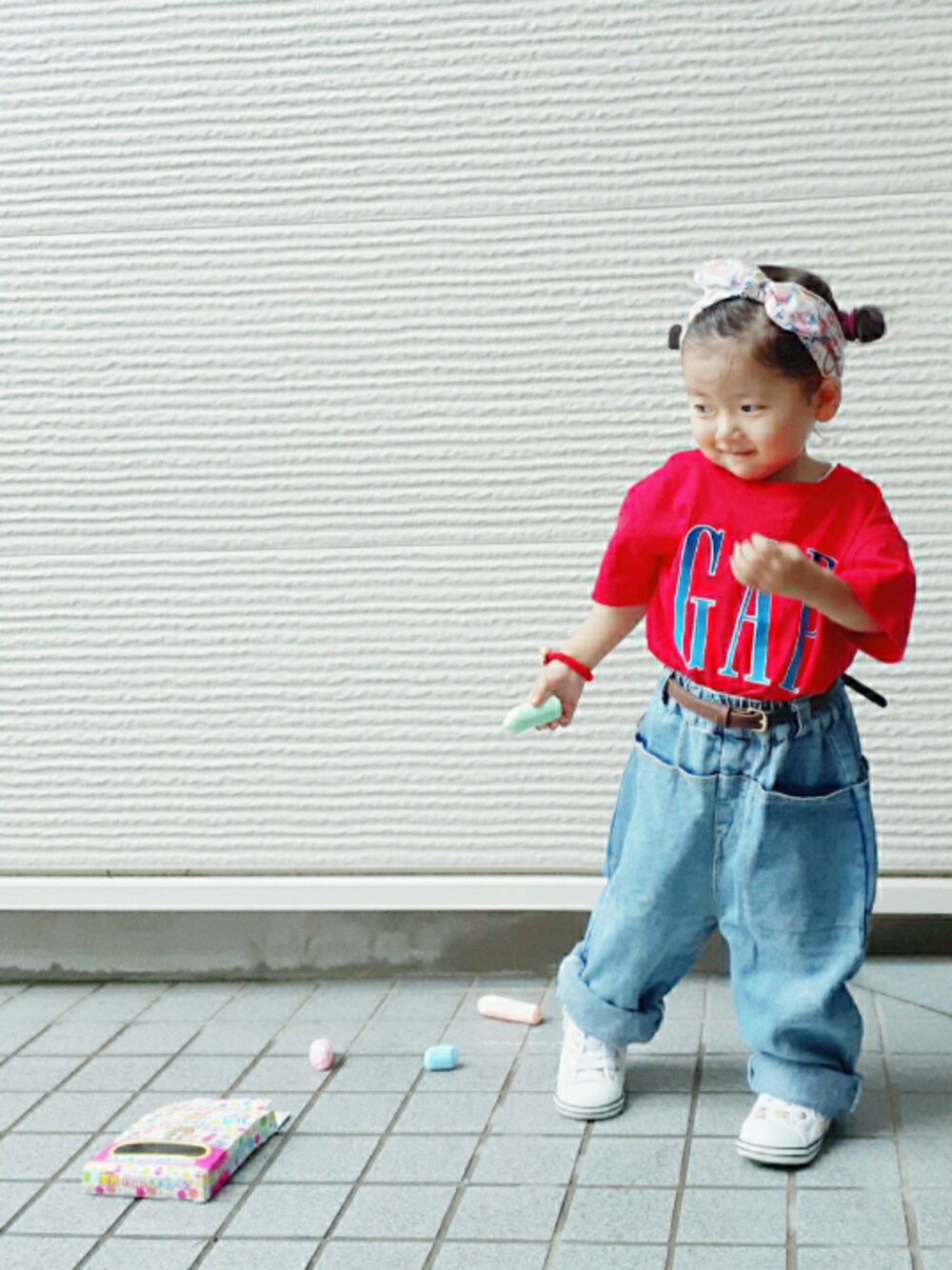 「GAP、Tシャツ、アメリカン、ヘアバンド、韓国子供服、ビッグシルエット、夏コーデ、赤、デニムパンツ、2歳」｜「GAPのGapロゴTシャツ (キッズ)（Tシャツ/カットソー、レッド系）」を使った、-eeeちゃん-さん（キッズ・80cm）の夏コーディネートの1枚目の写真