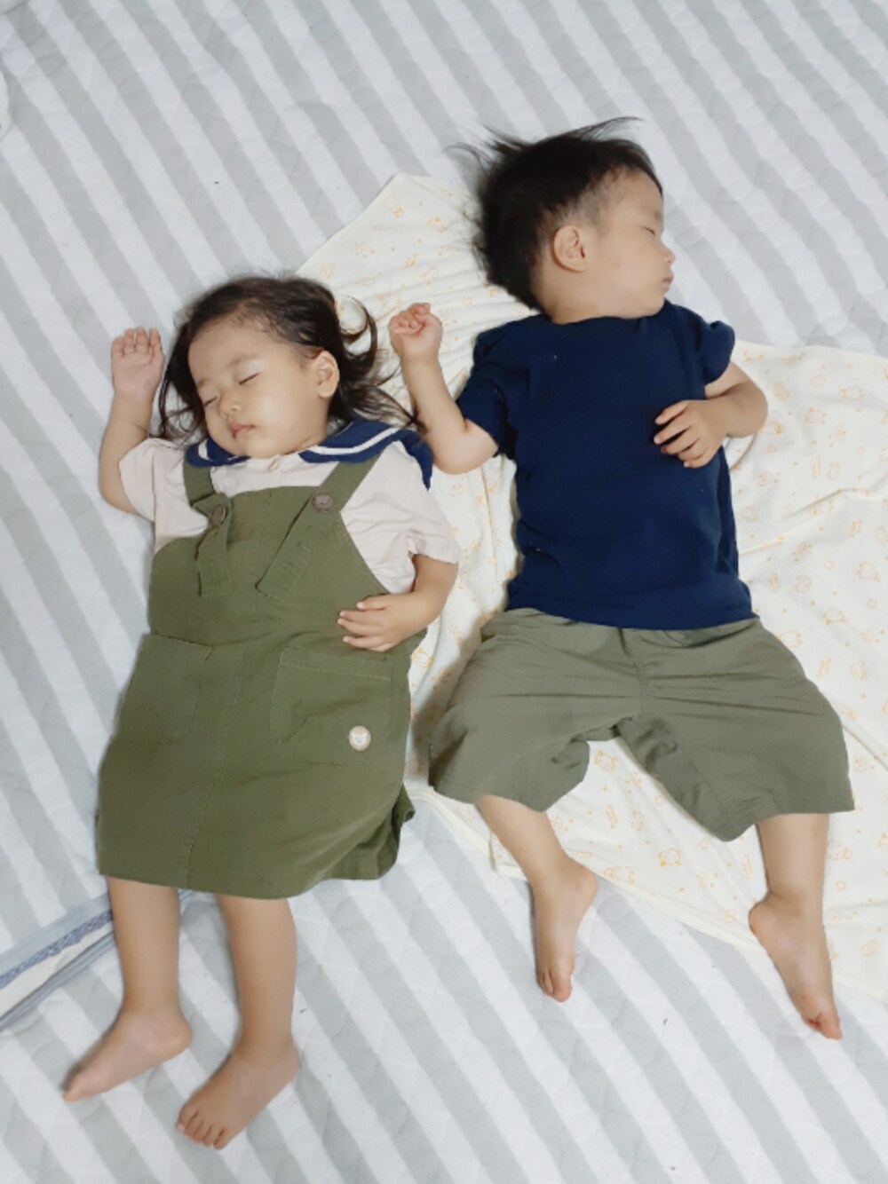 「リンクコーデ、2歳、いとこ、ジャンパースカート、韓国子供服、セーラーカラー、カーキ、ネイビー×カーキ、お墓参り、お昼寝中」｜「Handmadeのアイテム（ヘアピン、ホワイト系）」を使った、-eeeちゃん-さん（キッズ・80cm）の夏コーディネートの1枚目の写真