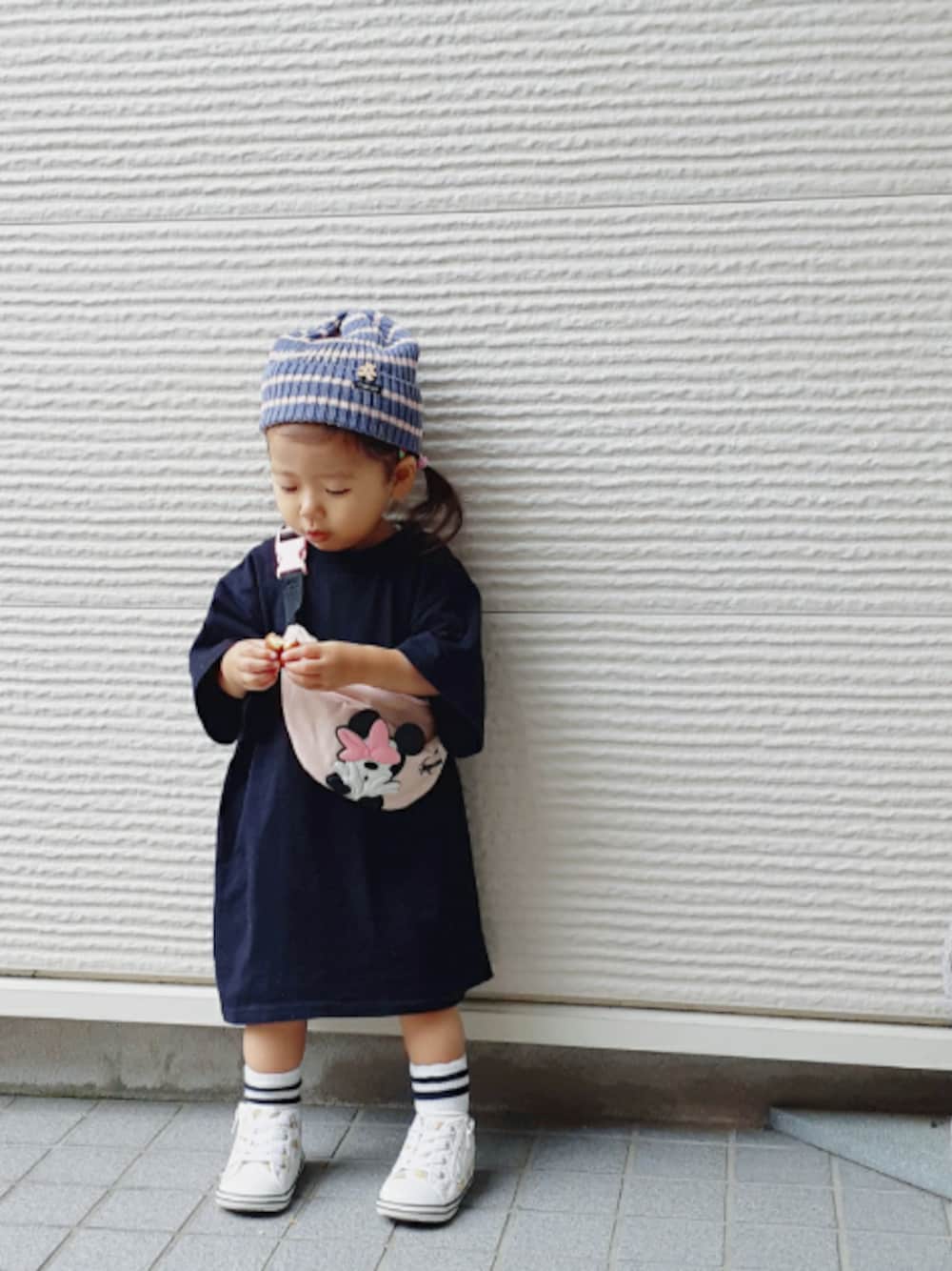 「オーバーサイズ、雨の日コーデ、Tシャツ、ウエストポーチ、ZARA、ラインソックス、コンバース、2歳、2歳4ヶ月、イヤイヤ期」｜「no brandのアイテム（Tシャツ/カットソー、ブラック系）」を使った、-eeeちゃん-さん（キッズ・80cm）の夏コーディネートの1枚目の写真