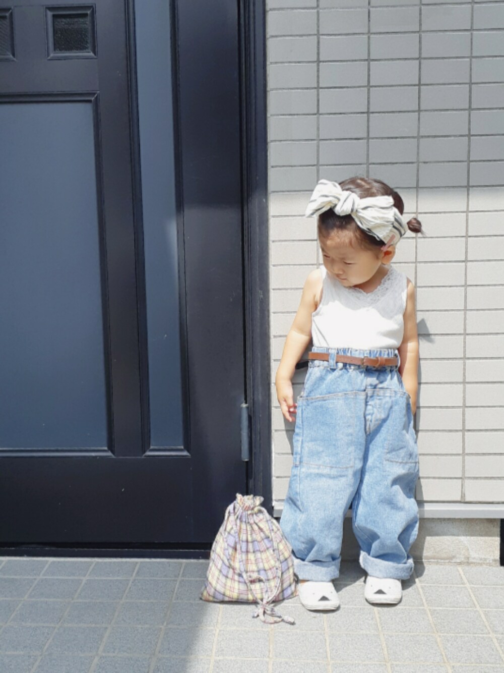 「シンプルコーデ、韓国子供服、レースタンクトップ、デニム、ビッグシルエット、ヘアバンド、カジュアルコーデ、エスパドリーユ、2歳、チェック」｜「韓国子供服のアイテム（デニムパンツ、ブルー系）」を使った、-eeeちゃん-さん（キッズ・80cm）の夏コーディネートの1枚目の写真