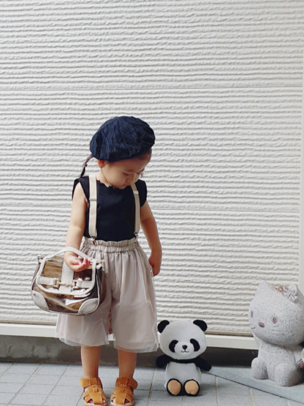 「ベレー帽、ガウチョパンツ、チュール、ブラック×ベージュ、クリアバッグ、サスペンダー、2歳、2歳5ヶ月、イヤイヤ期」｜「古着のアイテム（ハンチング/ベレー帽、ブラック系）」を使った、-eeeちゃん-さん（キッズ・80cm）の夏コーディネートの1枚目の写真