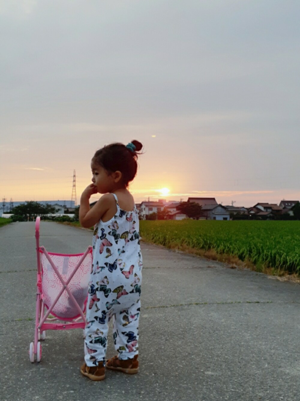 「オールインワン、ゆるコーデ、シュシュ、おだんごヘアー、H&M、プチフラコーデ、蝶々柄、夕日、お散歩♪、2歳」｜「H&Mのアイテム（つなぎ/オールインワン、ホワイト系）」を使った、-eeeちゃん-さん（キッズ・80cm）の夏コーディネートの1枚目の写真