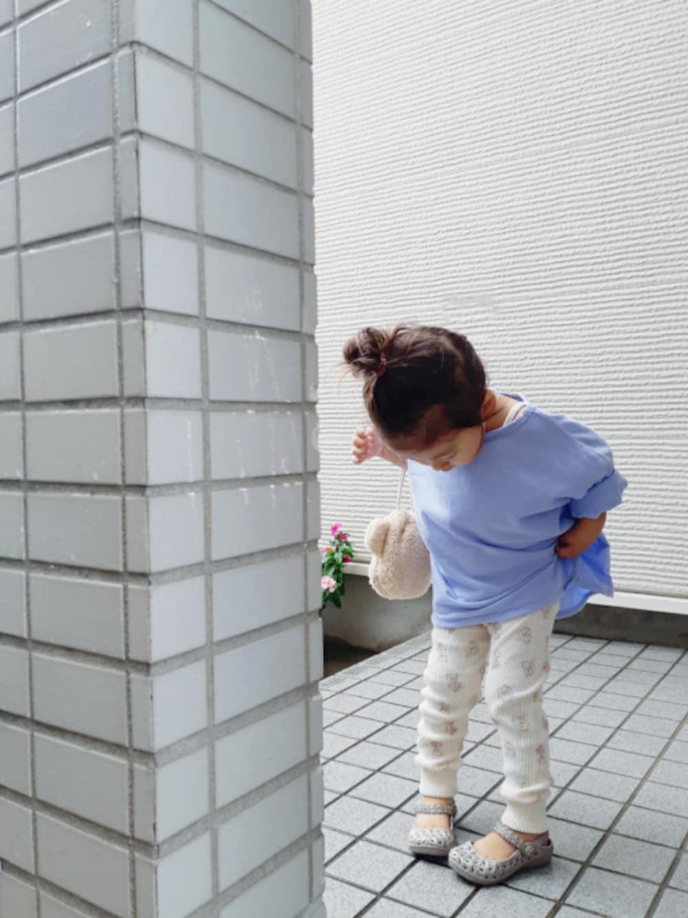 「monmimi、ワッフルパンツ、ゆるコーデ、韓国子供服、ラベンダーカラー、おだんごヘアー、くまさん、2歳、2歳6ヶ月、モンミミ」｜「韓国子供服のアイテム（Tシャツ/カットソー、パープル系）」を使った、-eeeちゃん-さん（キッズ・80cm）の秋コーディネートの1枚目の写真