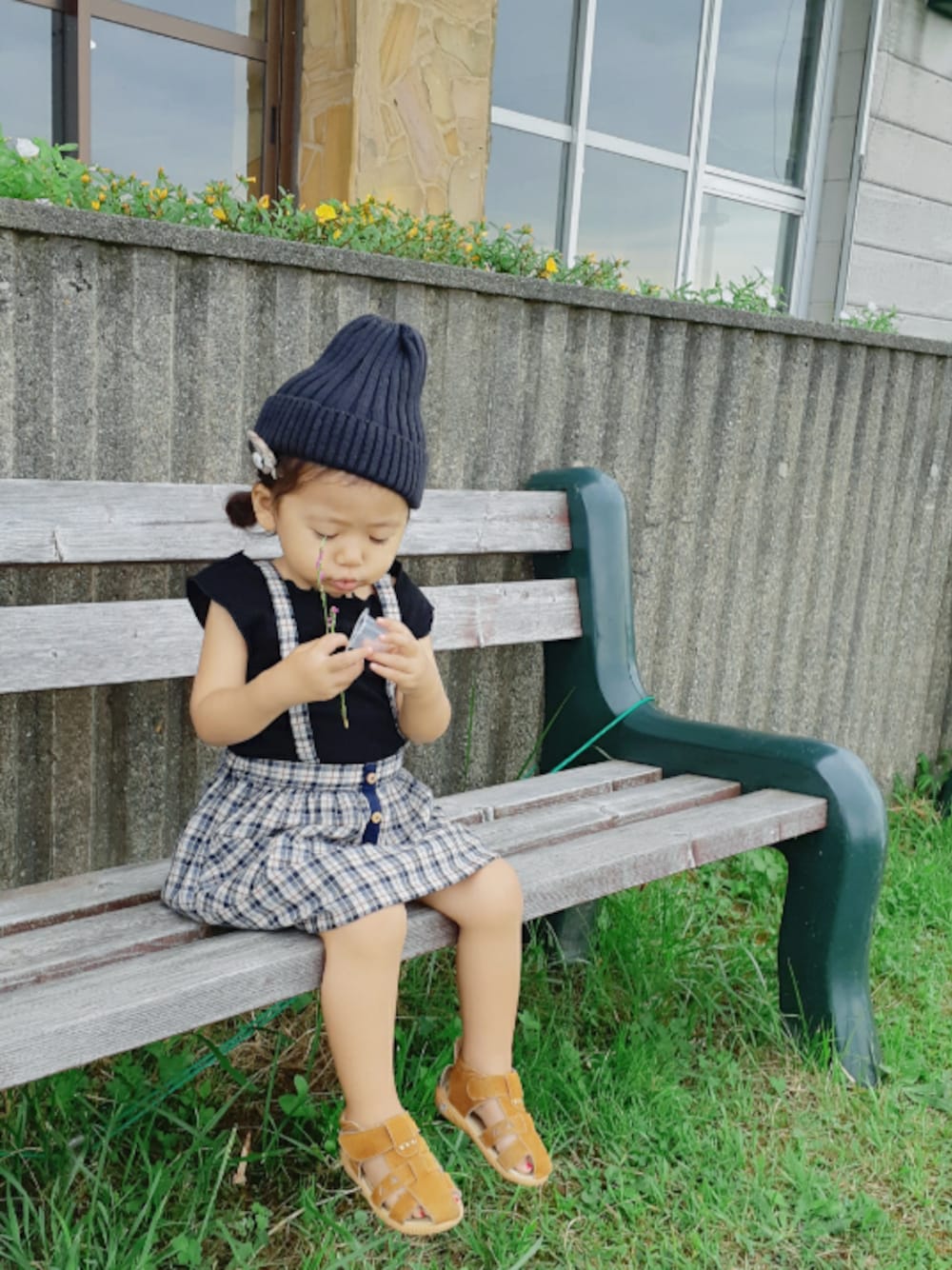 「ZARA KIDS、チェックスカート、ニット帽、秋色、まだまだ暑い、2歳、2歳6ヶ月、古着MIX」｜「Birthdayのアイテム（Tシャツ/カットソー、ブラック系）」を使った、-eeeちゃん-さん（キッズ・80cm）の秋コーディネートの1枚目の写真