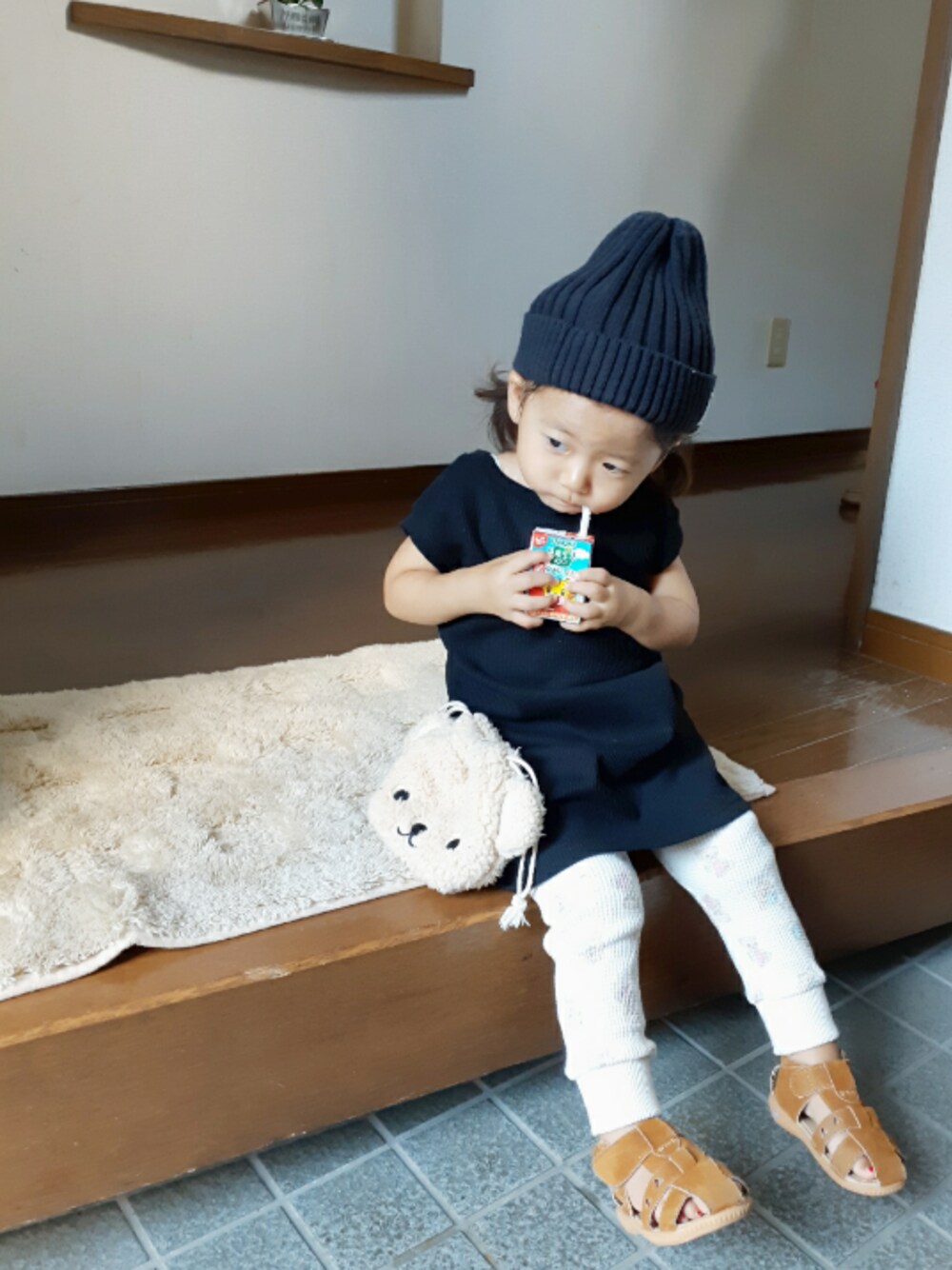 「まだまだ暑い、ニット帽、ワッフルワンピース、西松屋、monmimi、くまさん、プチプラ、ブラック、2歳」｜「西松屋のアイテム（ワンピース、ブラック系）」を使った、-eeeちゃん-さん（キッズ・80cm）の秋コーディネートの1枚目の写真